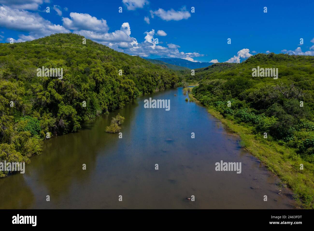 Luftaufnahme von Cuchujaqui Fluss in der Monte Mojino Reserve mit einem Ökosystem von niedrigen Laubwald, in der Sierra de Alamos Flora und Fauna schutz Bereich Cuchujaqui Fluss ist einer der 39 Flora und Fauna Schutzgebiete in Mexiko. © (© Foto: LuisGutierrez/NortePhoto.com) vista Aerea de Río Cuchujaqui en la Reserva Monte Mojino con ecosistema de Selva baja caducifolia, Dentro del área de Protección de Flora y Fauna Sierra de Alamos Río Cuchujaqui es una de las 39 Áreas de Protección de Flora y Fauna de México. © (© Foto: LuisGutierrez/NortePhoto.com) Stockfoto