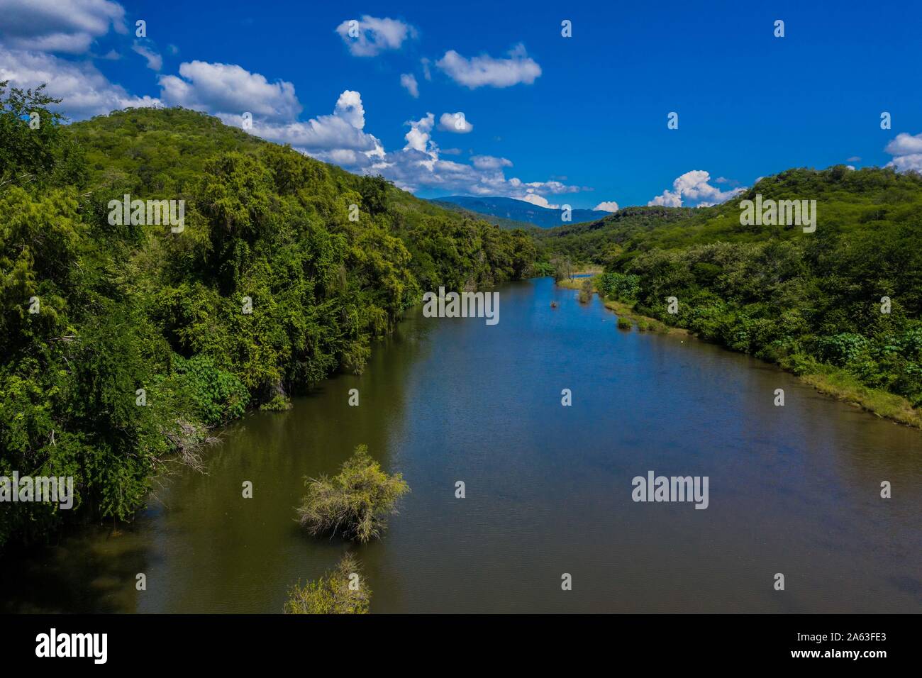 Luftaufnahme von Cuchujaqui Fluss in der Monte Mojino Reserve mit einem Ökosystem von niedrigen Laubwald, in der Sierra de Alamos Flora und Fauna schutz Bereich Cuchujaqui Fluss ist einer der 39 Flora und Fauna Schutzgebiete in Mexiko. © (© Foto: LuisGutierrez/NortePhoto.com) vista Aerea de Río Cuchujaqui en la Reserva Monte Mojino con ecosistema de Selva baja caducifolia, Dentro del área de Protección de Flora y Fauna Sierra de Alamos Río Cuchujaqui es una de las 39 Áreas de Protección de Flora y Fauna de México. © (© Foto: LuisGutierrez/NortePhoto.com) Stockfoto