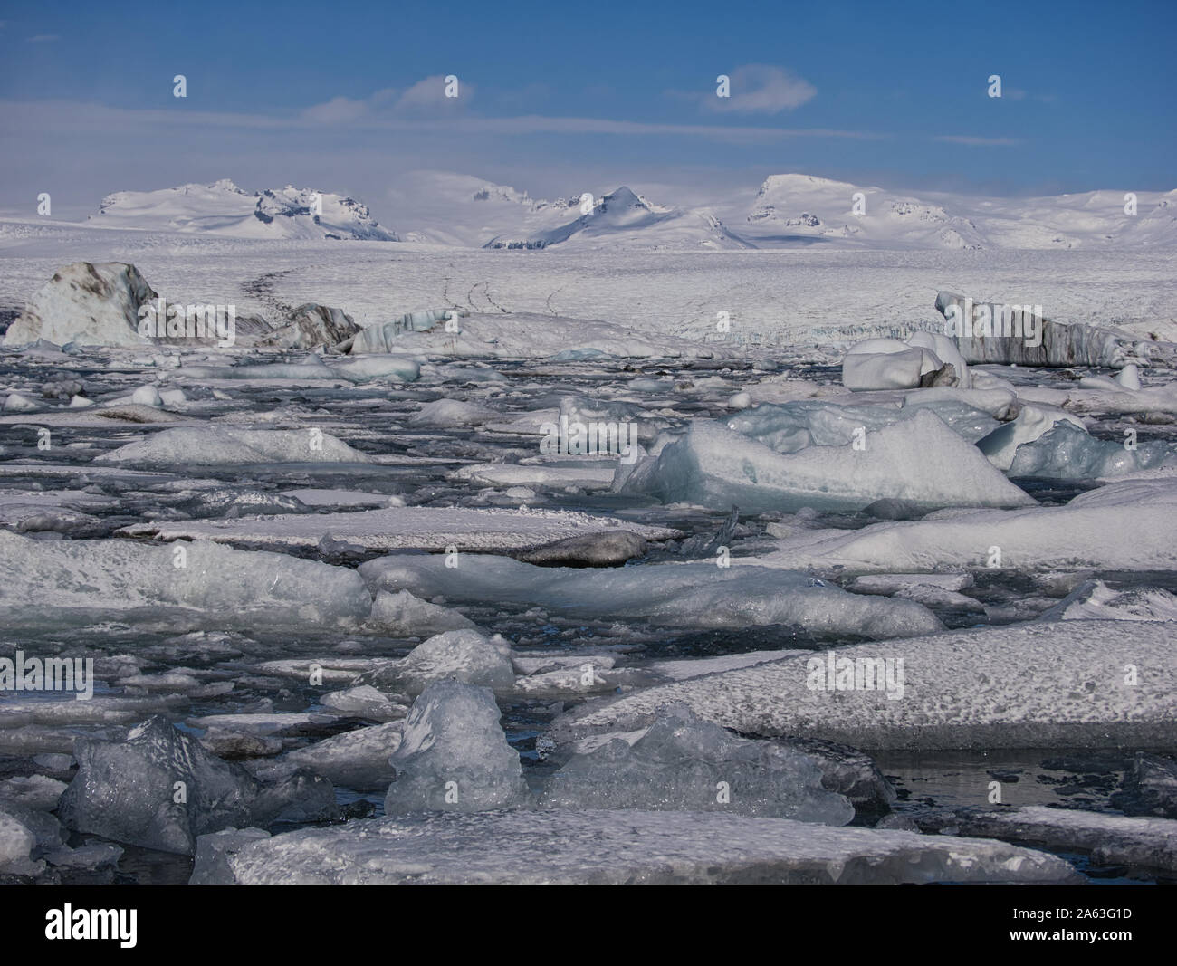 In der Lagune, in der mehrere Eisbrocken von der Isländischen Gletscher float Stockfoto