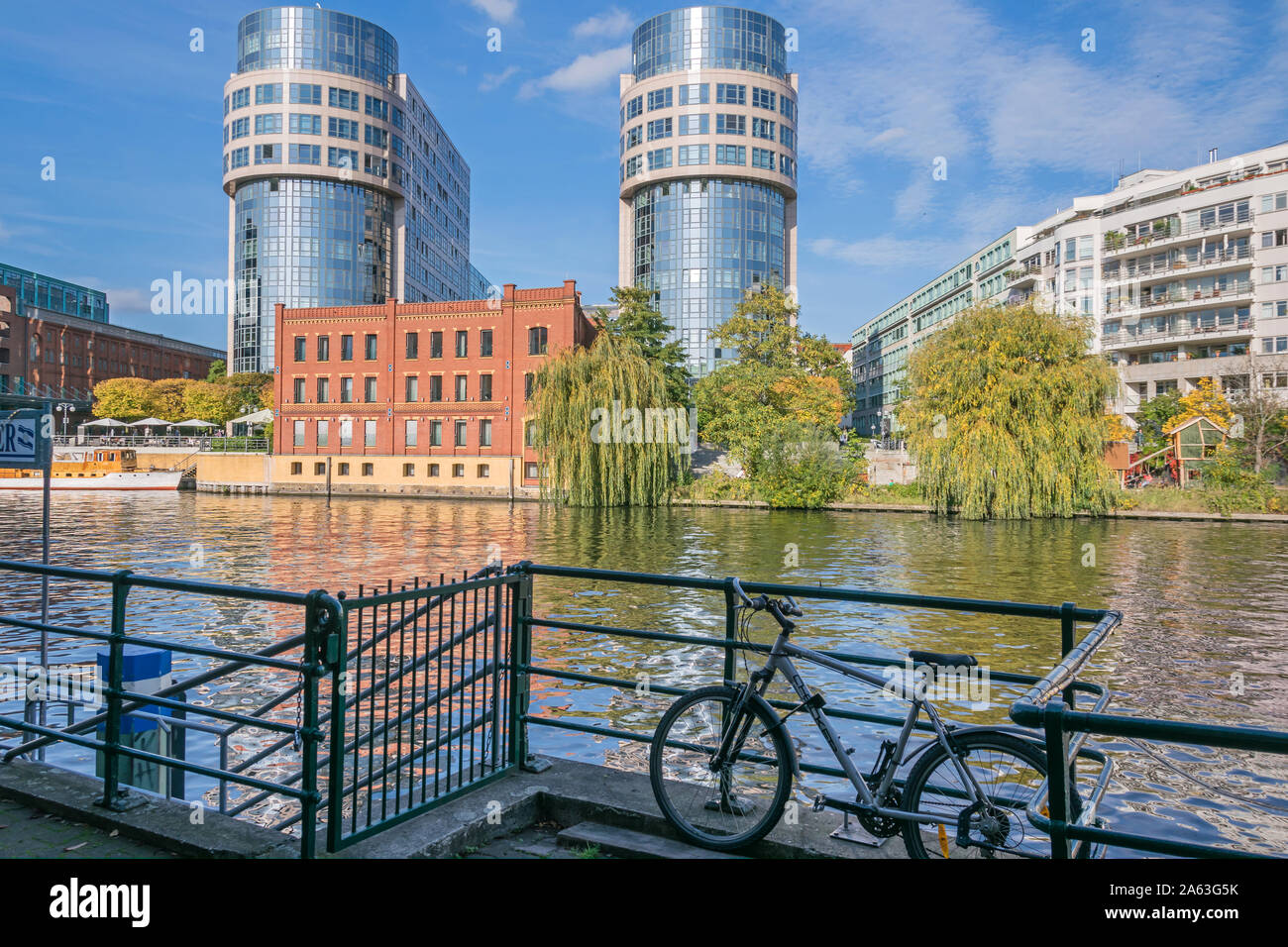 Berlin, Deutschland - 14. Oktober 2019: Spree und dem neu gestalteten Bereich Spree-Bogen mit den Gebäuden der Business Center, ehemalige Bundesminist Stockfoto