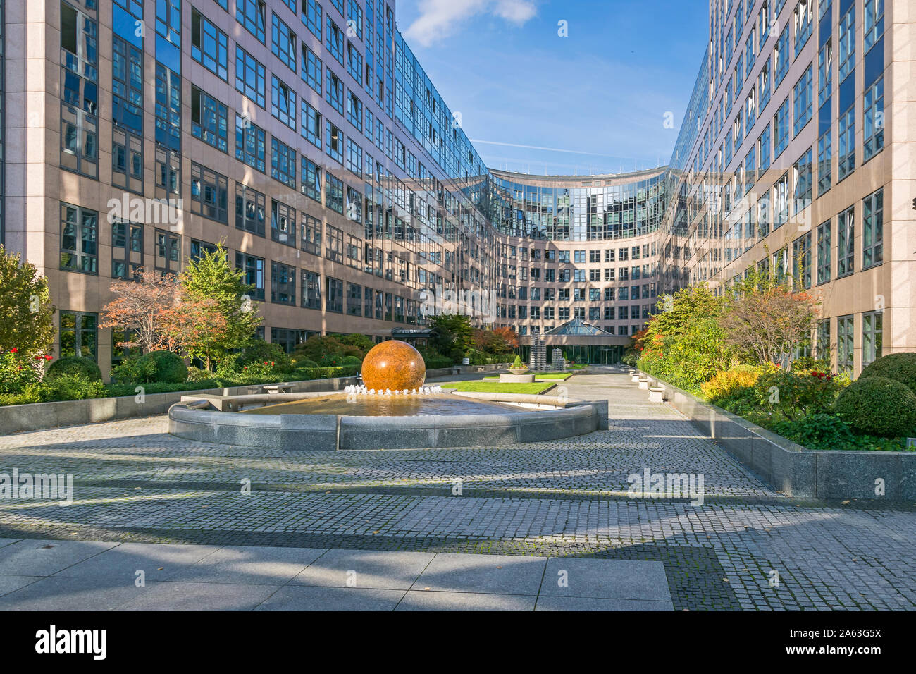 Berlin, Deutschland - 14. Oktober 2019: Neu gestaltete Bereich Spree-Bogen mit dem Bau des Business Center, Bundesministerium, mit seiner Kugel Brunnen Stockfoto
