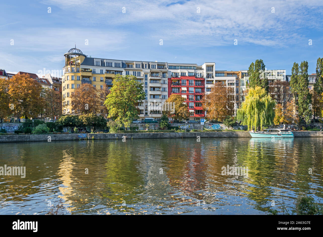 Berlin, Deutschland - 14. Oktober 2019: Ufer der Spree Bundesratufer 9 a mit Herbst gefärbten Bäumen, Fluss, Freizeitboote und typisch Stockfoto