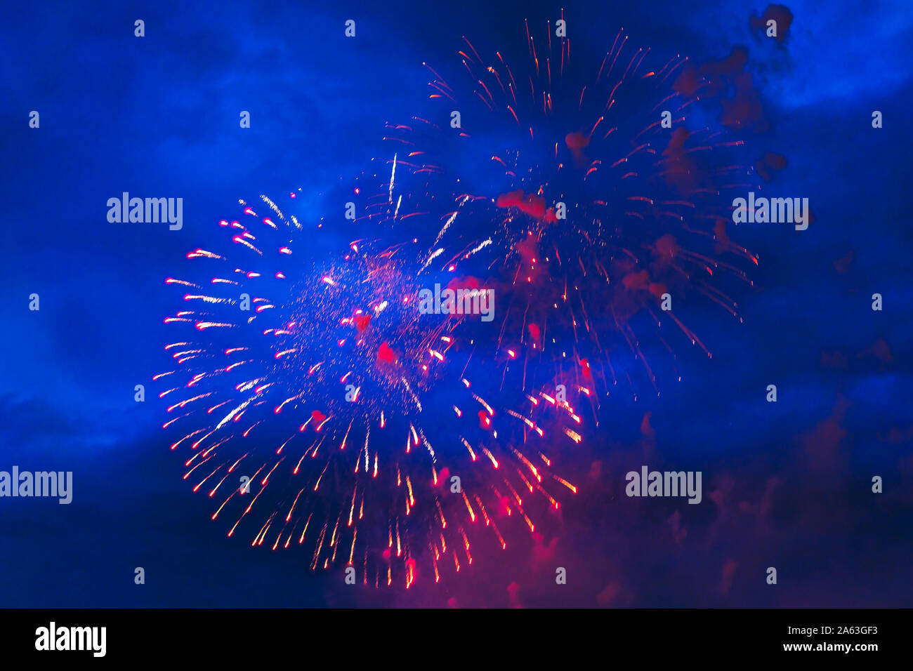 Preiswertes Feuerwerk über der Stadt sky, Rot, Blau und Weiß. Hell und glänzend. Selektive konzentrieren. Für jeden Zweck. Feier Konzept. Stockfoto