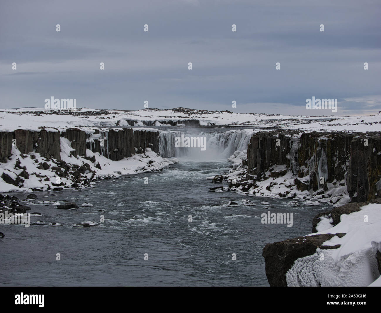 Blick auf die schneebedeckte Wasserfall Dettifoss in Island Stockfoto