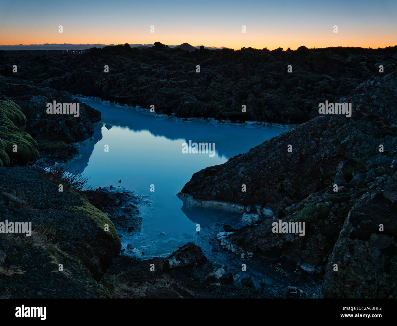 Ein milchiges Wasser vor der Blauen Lagune am Abend Stockfoto