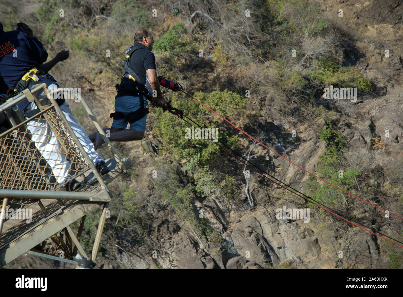 Mann springt von der Victoria Falls Brücke über den Sambesi, Simbabwe, Afrika. Stockfoto