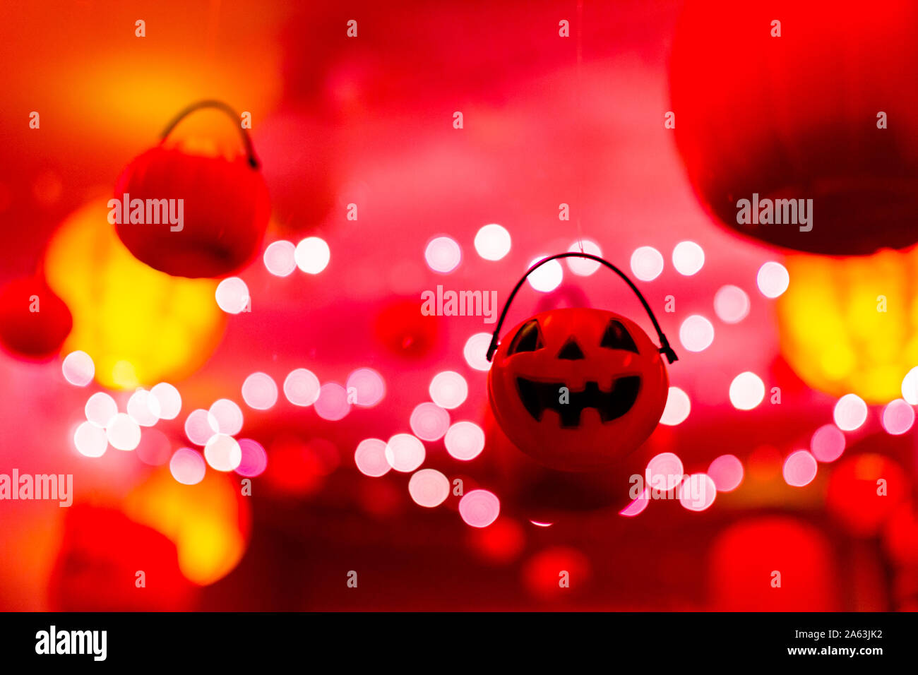 Viele gruselige Jack-o-Lantern Dekorationen hängen für Halloween Stockfoto