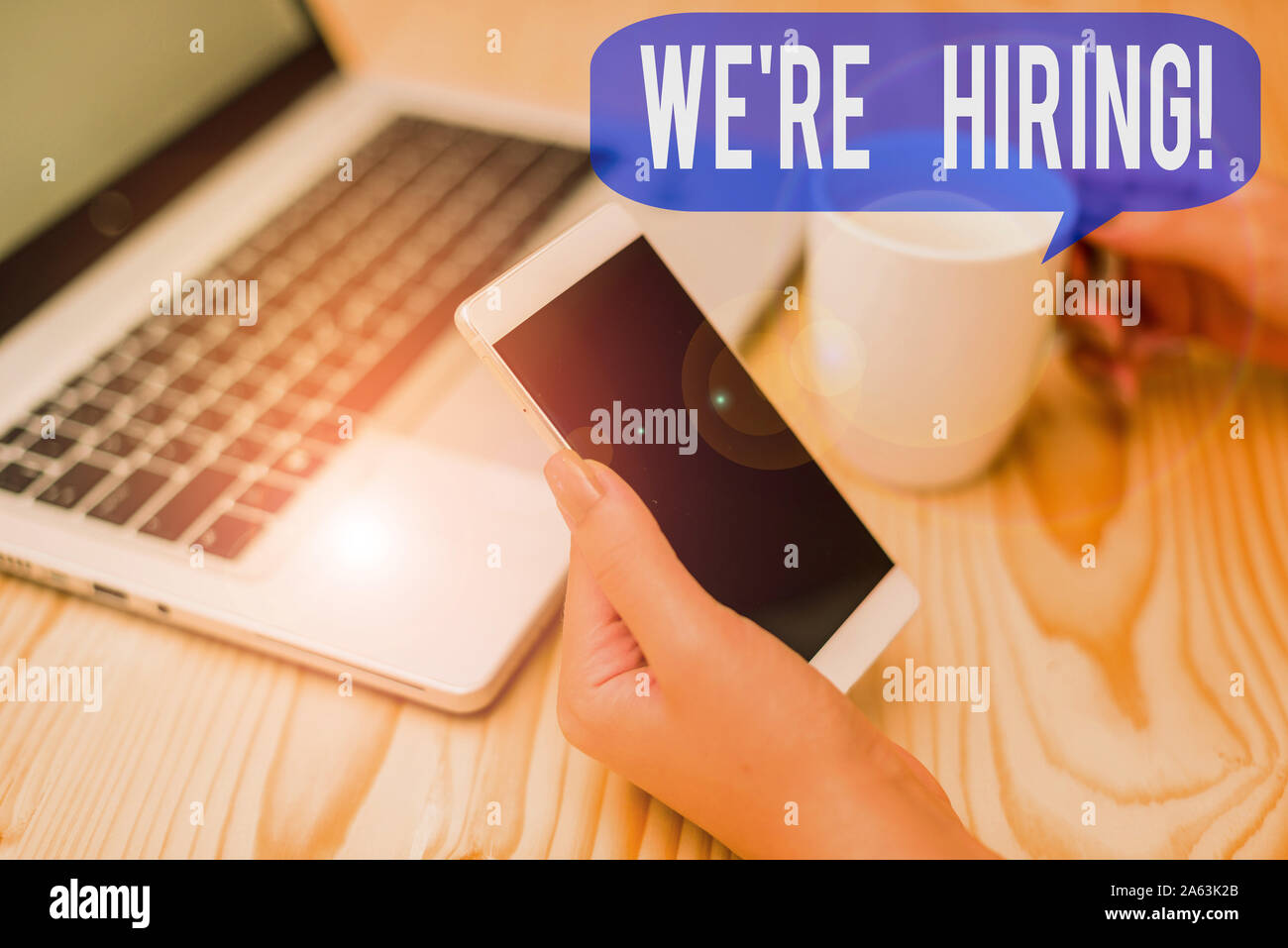 Text Zeichen zeigen wir die Einstellung. Business Foto vor kurzem präsentiert jemanden einstellen, oder zahlen Sie jemand Bestimmten job Frau laptop Smartphone Stockfoto