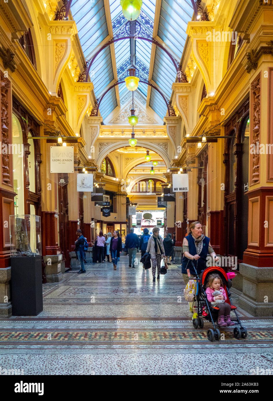 Frau schieben Kinderwagen mit Kind im historischen retail Block Arcade Melbourne, Victoria, Australien. Stockfoto