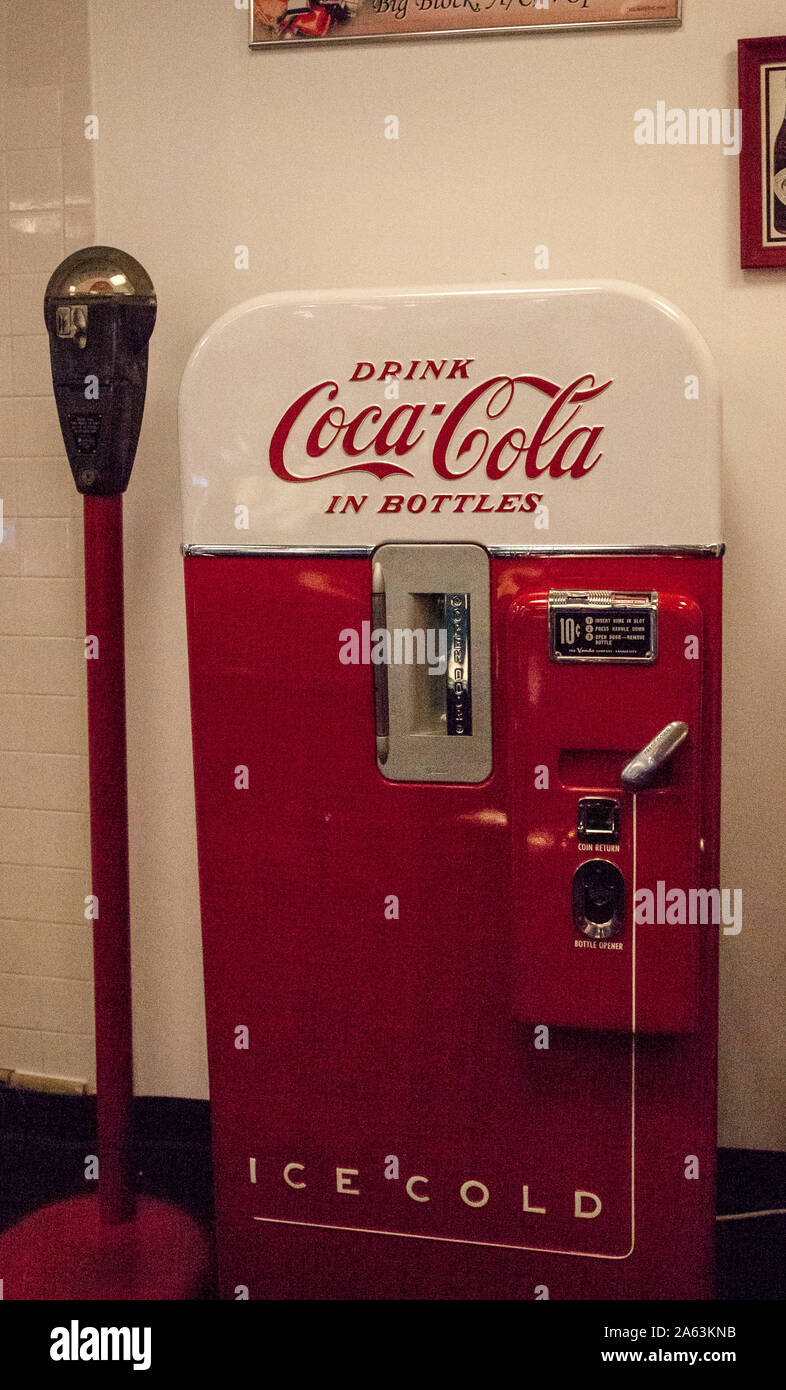 Punta Gorda, Florida, USA - Oktober 13, 2019: Coca Cola trinken Maschine angezeigt, an der das Muscle Car City Museum. Redaktionelle Verwendung Stockfoto