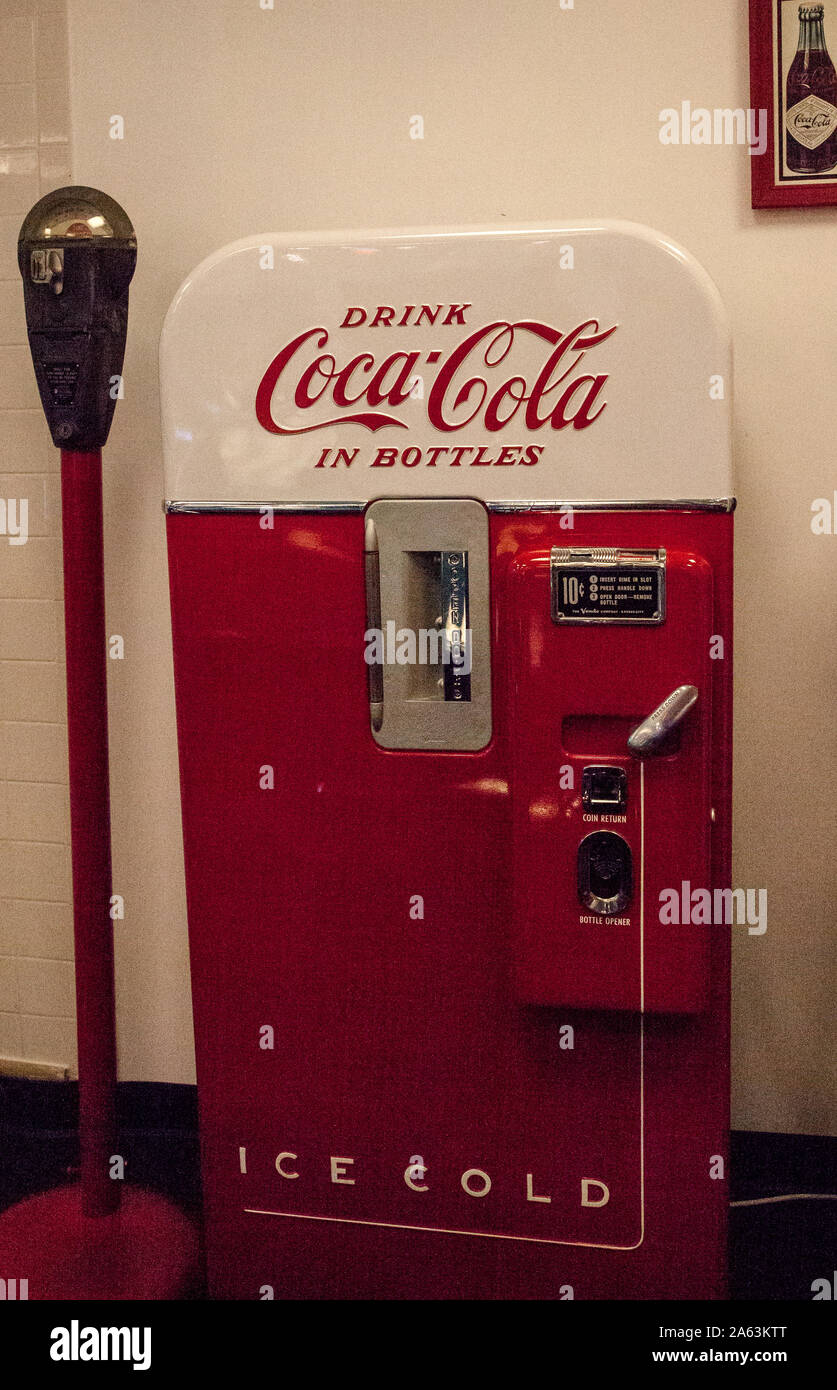 Punta Gorda, Florida, USA - Oktober 13, 2019: Coca Cola trinken Maschine angezeigt, an der das Muscle Car City Museum. Redaktionelle Verwendung Stockfoto