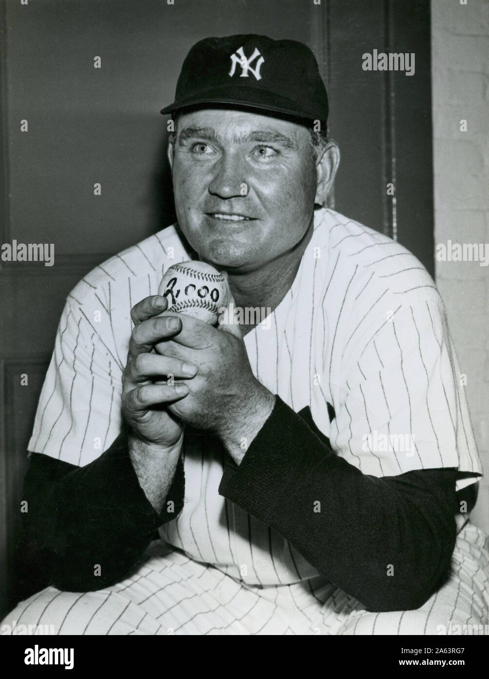 Vintage schwarz-weiß Foto von New York Yankees player Johnny Mize Holding eine Kugel zum Gedenken an seine 2000 Hit in den grossen Ligen ca. 1950. Stockfoto