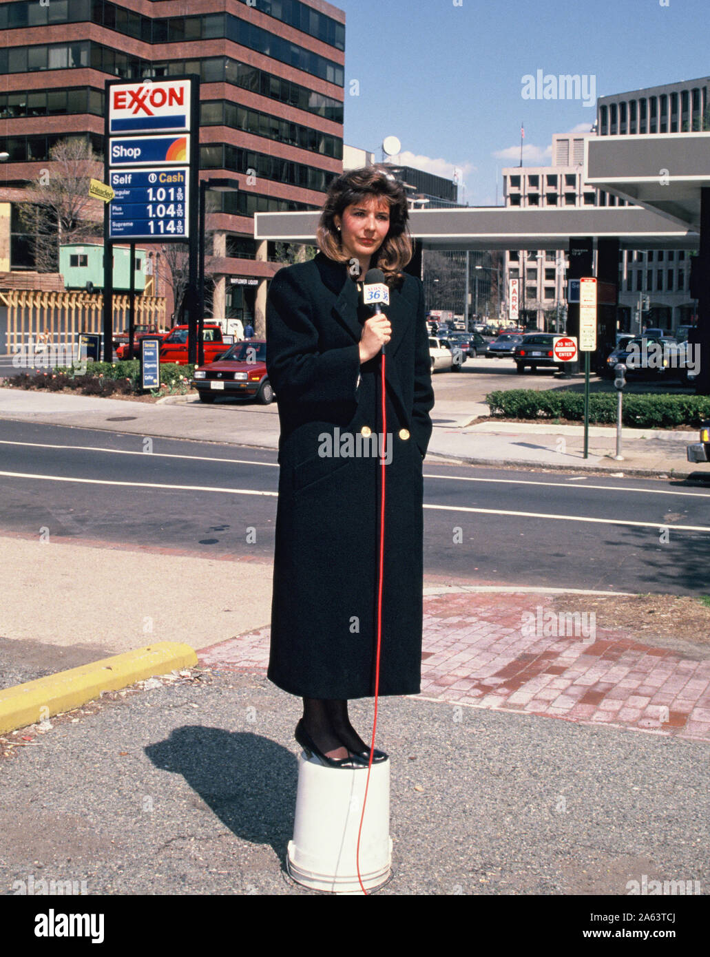 Ein fernsehreporter ein Stand up über die extrem hohen Kosten für Benzin im Mai 1989. Foto von Dennis Brack 70 Stockfoto