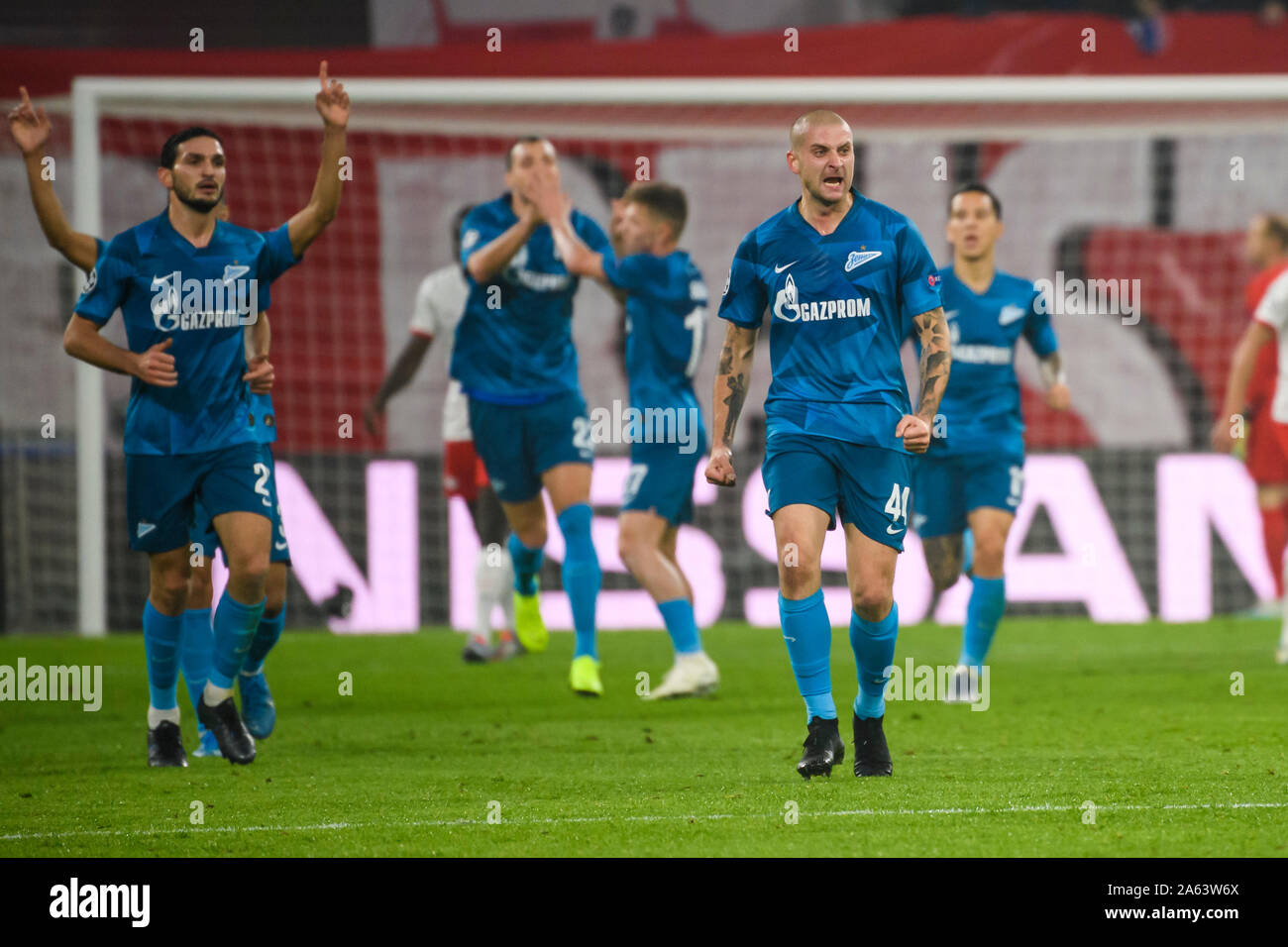 Leipzig, Deutschland. 23 Okt, 2019. Yaroslav Rakitskyy (R, vorne) der Zenit feiert während der UEFA Champions League Gruppe G Übereinstimmung zwischen RB Leipzig Deutschland und Zenit St. Petersburg Russlands in Leipzig, Deutschland, Okt. 23, 2019. Credit: Kevin Voigt/Xinhua/Alamy leben Nachrichten Stockfoto