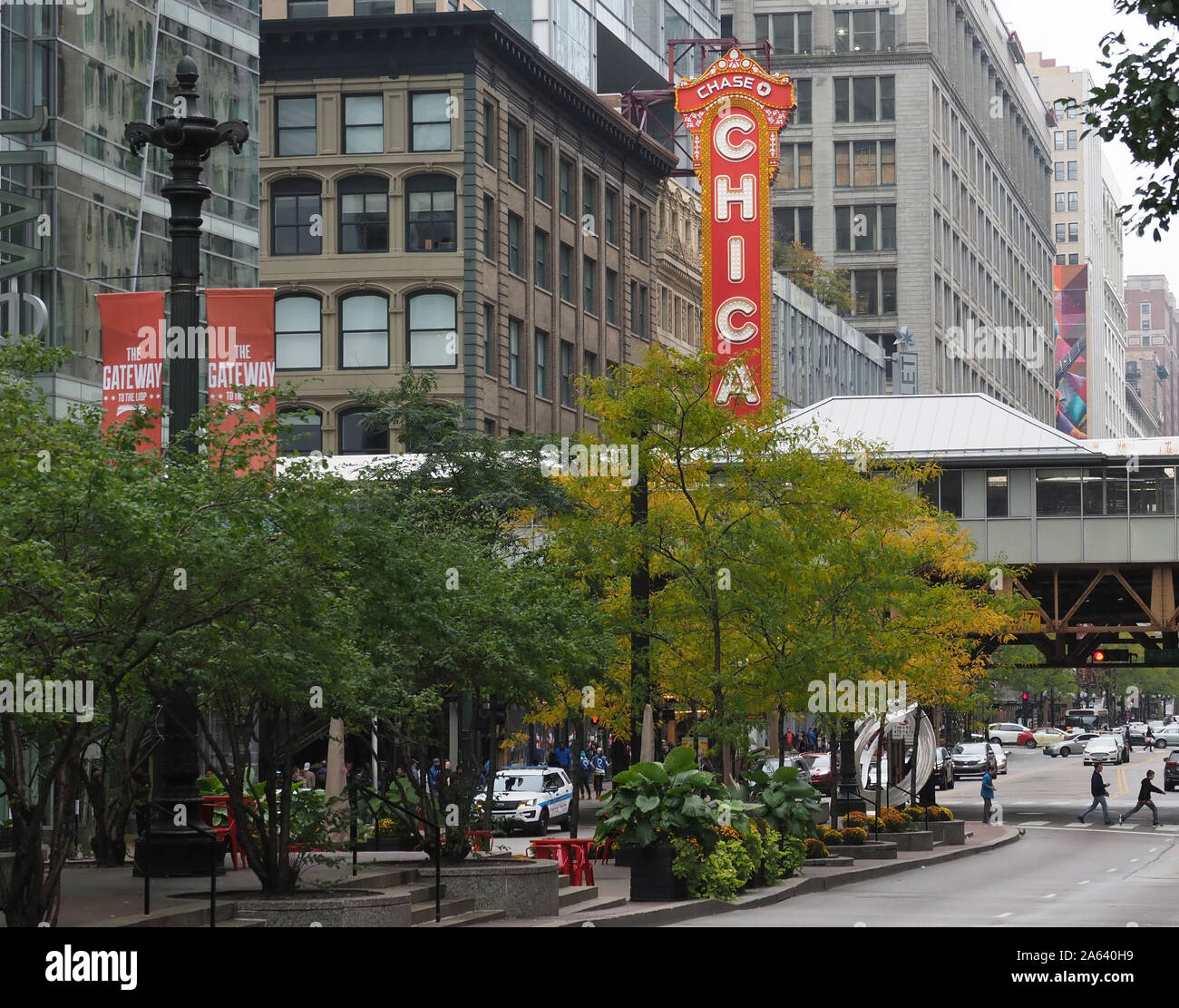 Blick auf den Chicago Theater Zeichen an der State Street in Chicago, IL Stockfoto