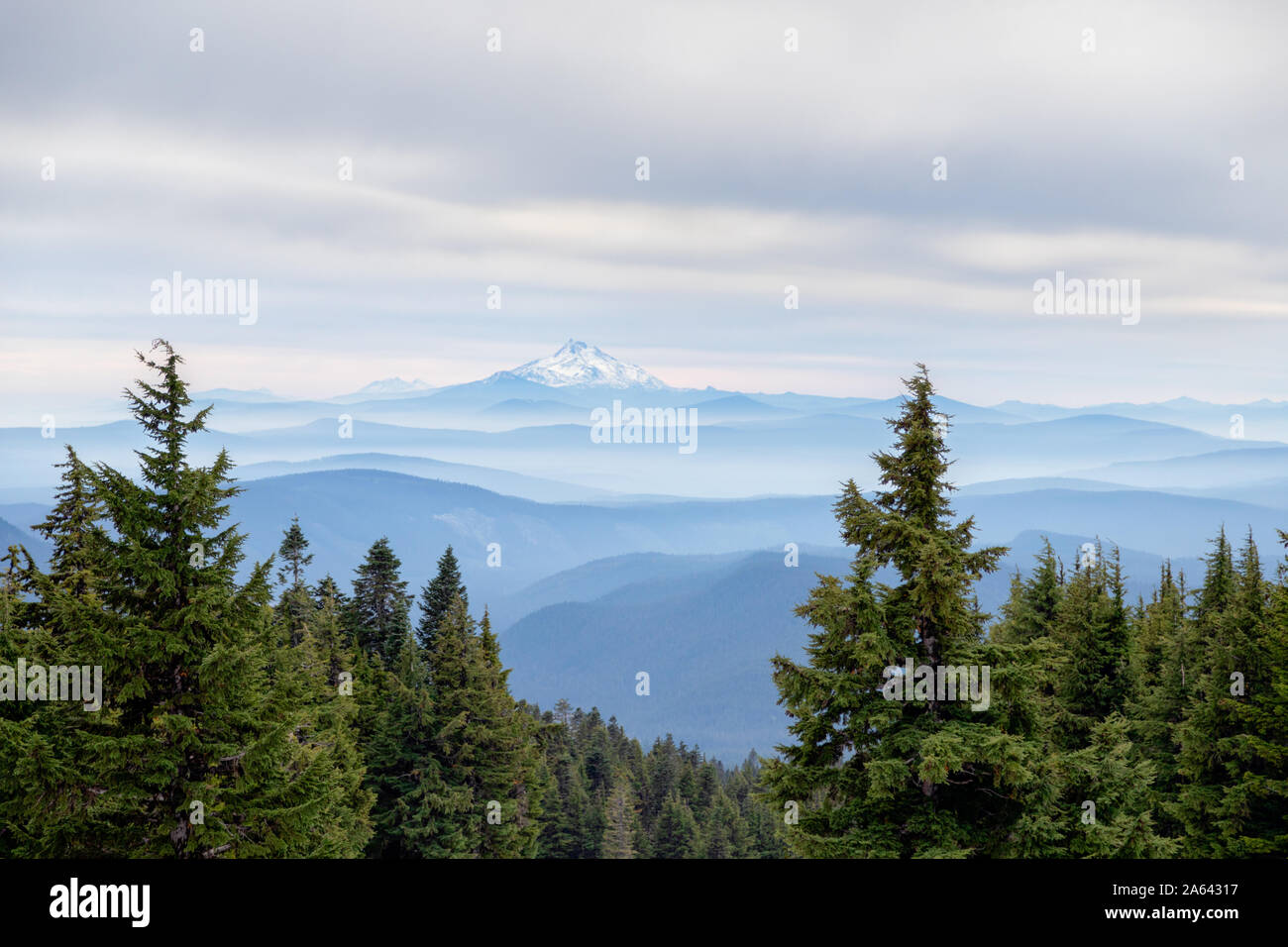 Ausblick auf den Mt. Jefferson aus Mt. Haube mit schönen Lagen von nebligen Bergen in zwischen in Oregon, USA Stockfoto