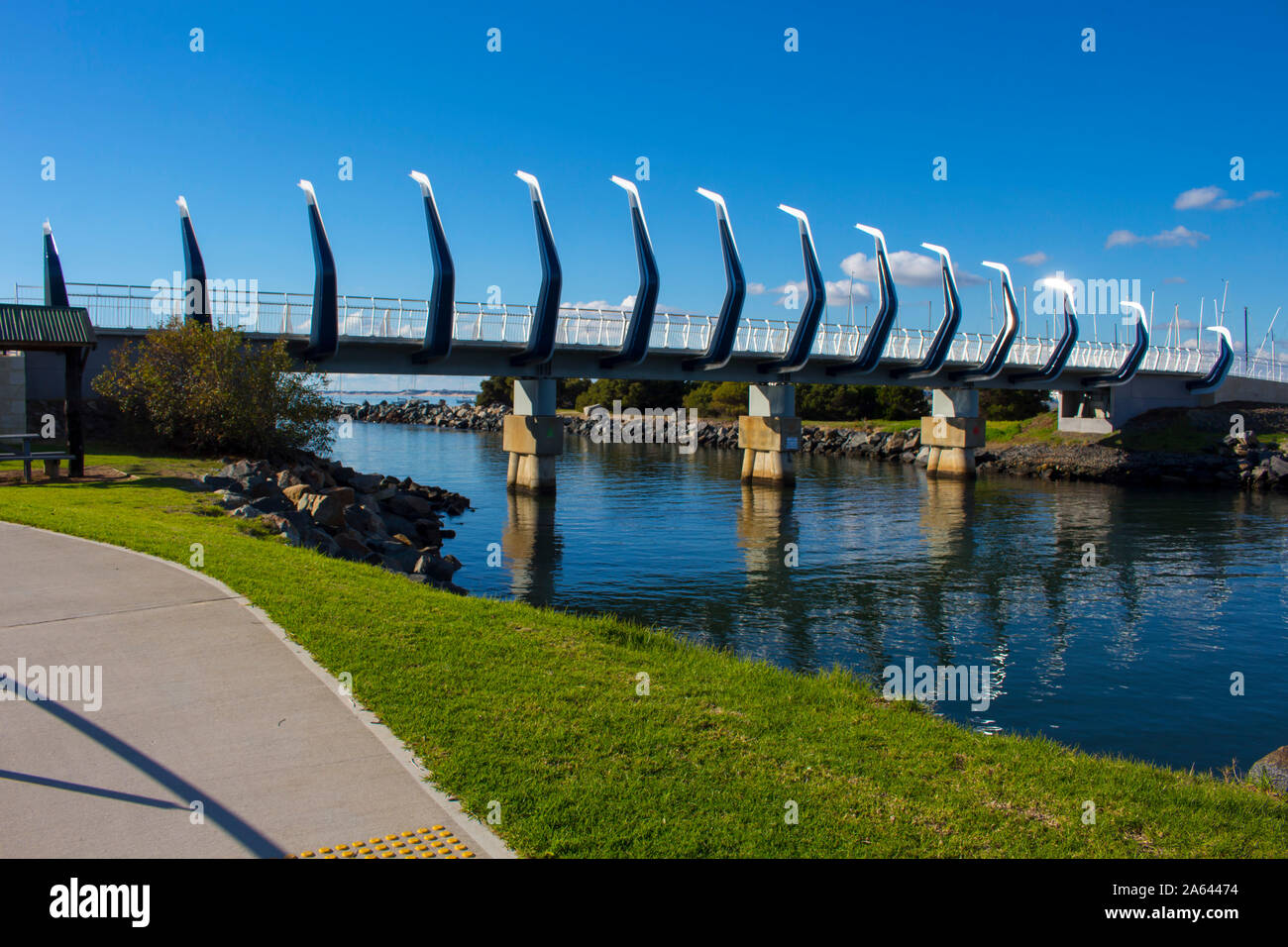 Die neuen gekrümmten Koombana Bay Fußgängerbrücke in Bunbury, Westaustralien mit seinen maritimen Stil unterstreicht die Bedeutung des Wassers. Stockfoto
