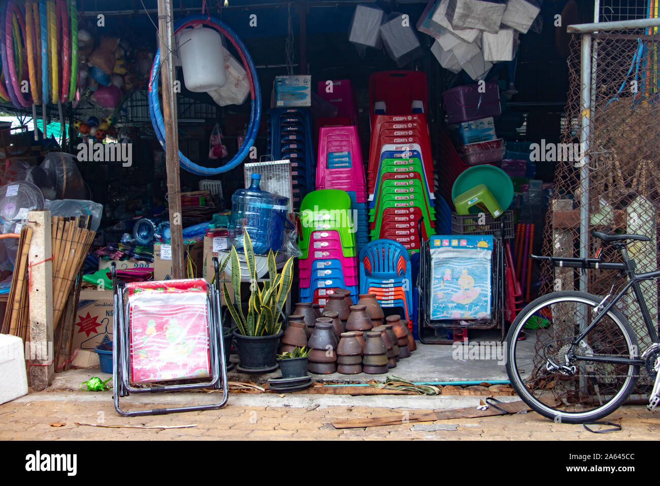 SAMUT PRAKAN, THAILAND, Apr 27 2019, Shop mit verschiedenen Waren in der Straße der thailändischen Stadt. Stockfoto