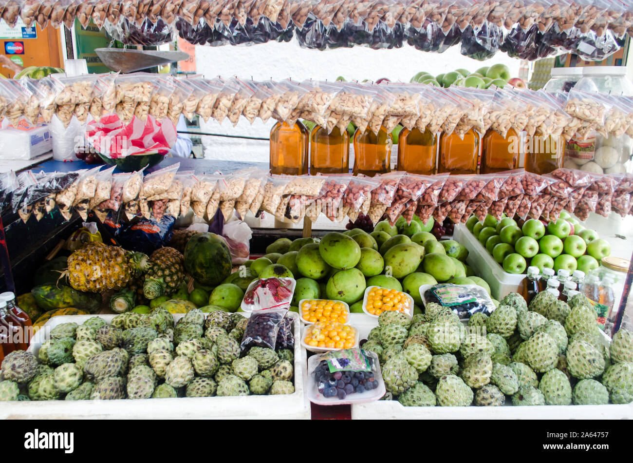 Abschaltdruck der Früchte für den Verkauf in den Straßen von Santa Marta Stockfoto