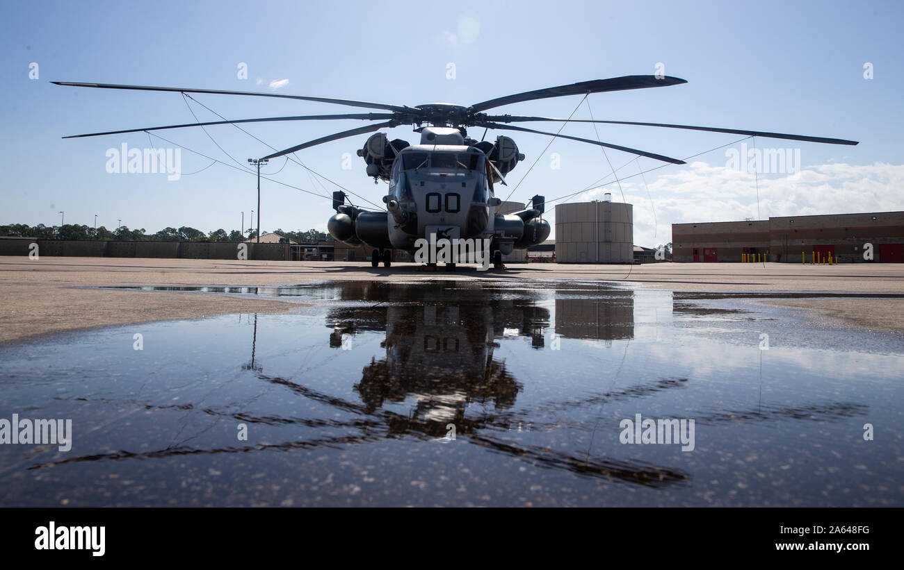 Ein CH-53E Super Stallion Hubschrauber Marine schweren Helikopter Squadron 366 zugeordnet ist, inszeniert auf der Flucht line während der Übung Raven 20-1 in Gulfport, Mississippi, Okt. 10, 2019. Übung Raven 20-1 ist ein gemeinsames integriertes Training zwischen Marine Special Operations Command und HMH - 366 mit einem Fokus auf die Verbesserung der Bereitschaft und interoperablity. HMH-366 ist ein Teil der Marine Flugzeuge Gruppe 29, 2. Marine Flugzeugflügel. (U.S. Marine Corps Foto von Lance Cpl. Elias E.Pimentel III) Stockfoto