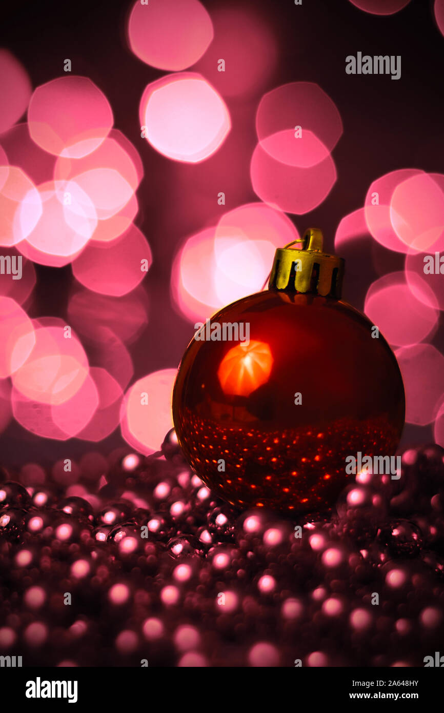 Christmas Ornament auf Kugeln einer Weihnachten Kette lag auf einem verschwommenen Hintergrund mit Beleuchtung. Stockfoto