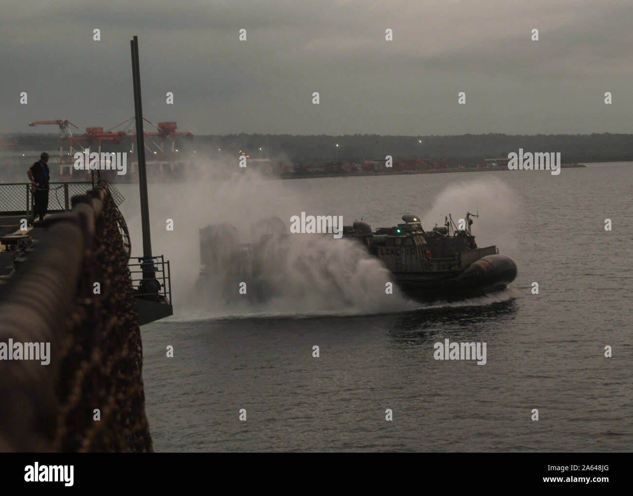 SUBIC BAY (Okt. 2010) 21, 2019) eine Landing Craft, Luftkissen, Naval Beach (NBU) 7, fährt der Whidbey Island-Klasse dock Landung Schiff USS Germantown (LSD 42) backload zu folgenden Übung KAMANDAG 3 zugeordnet. KAMANDAG, eine philippinische-led, bilaterale Übung mit Beteiligung aus Japan, ist entworfen, um Terrorismusbekämpfung zu erhöhen, der humanitären Hilfe und Katastrophenhilfe Fähigkeiten durch militärische Austausch, Partnerschaft und die Fähigkeit, schnell auf Krisen in der gesamten indopazifischen Region reagieren zu stärken. (U.S. Marine Foto von Mass Communication Specialist 1. Klasse Toni Stockfoto