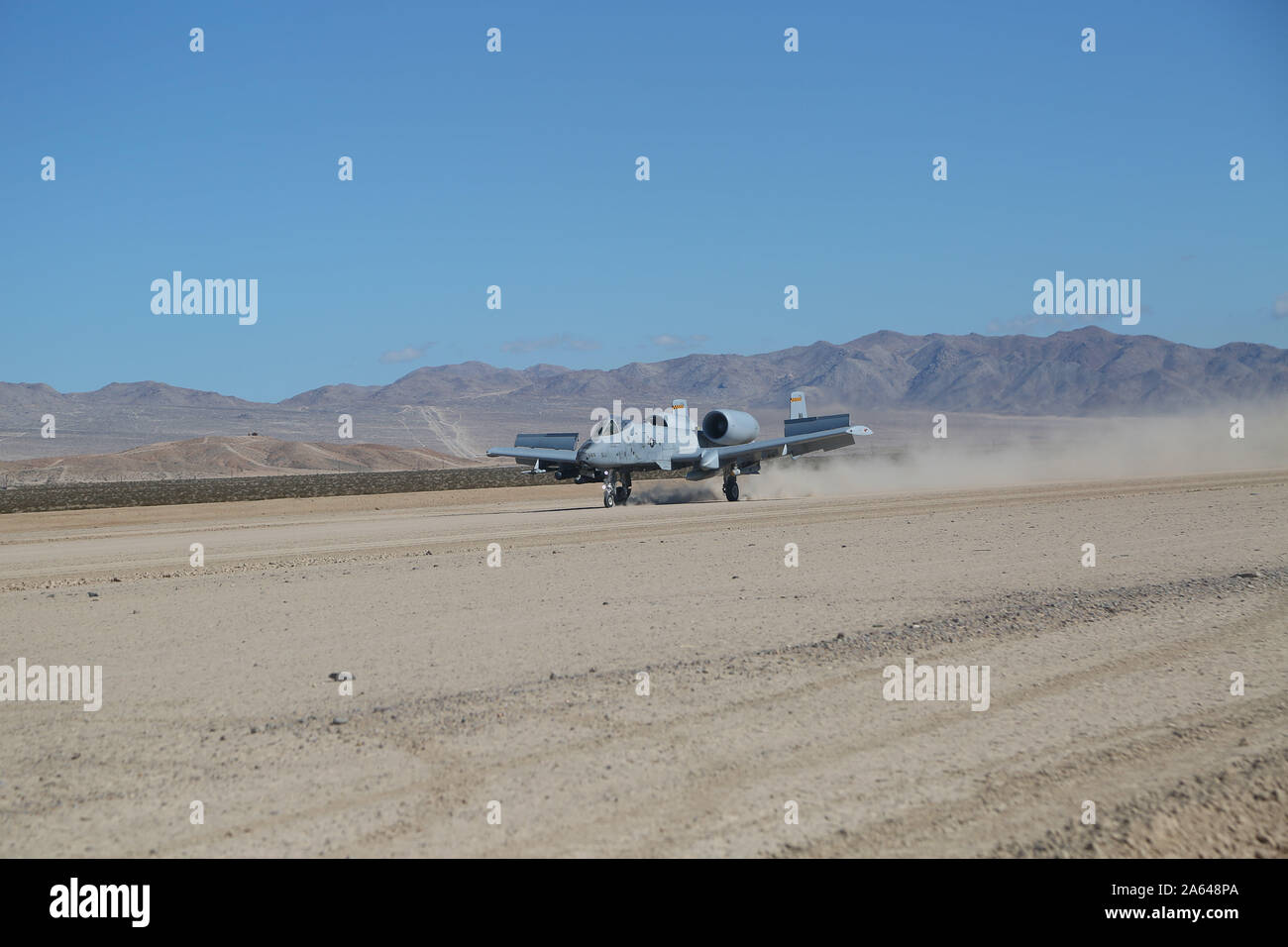 Ein US Air Force 10 Thunderbolt II 66th Waffen Squadron, Nellis Air Force Base, Nev zugewiesen wird, landet auf dem Fahrrad See Army National Training Center, Fort Irwin, Calif., Okt. 4, 2018. Mehrere 10 Thunderbolts hier angekommen, um 1 Stryker Brigade Combat Team, 1st Armored Division, Fort Bliss, Texas, Close Air Support während der entscheidenden Aktion Rotation 08-07 zur Verfügung zu stellen. (U.S. Armee Foto von Sgt. Nathan Franco, Operations, National Training Center) Stockfoto