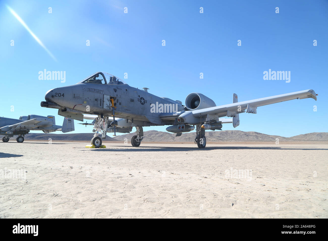 Ein US Air Force 10 Thunderbolt II 66th Waffen Squadron, Nellis Air Force Base, Nev, Stufen an Fahrrad See Army National Training Center, Fort Irwin, Calif., Okt. 4, 2018. Mehrere 10 Thunderbolts hier angekommen, um 1 Stryker Brigade Combat Team, 1st Armored Division, Fort Bliss, Texas, Close Air Support während der entscheidenden Aktion Rotation 08-07 zur Verfügung zu stellen. (U.S. Armee Foto von Sgt. Nathan Franco, Operations, National Training Center) Stockfoto