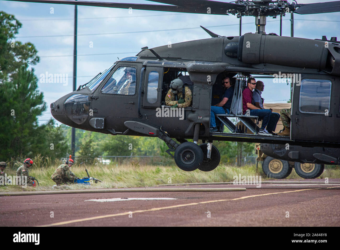 Zivile Arbeitgeber, die in der Unterstützung der Mitarbeiter des Schutzes und der Reserve (ESGR) Boss Lift teilgenommen, bewirtet durch 1 Bataillon, 158 Aviation Regiment, 11 Expeditionary Combat Aviation Brigade, erhielt die Gelegenheit, in einer UH-60 Black Hawk Hubschrauber am Okt. 19 zu fliegen, in Dallas, Texas. Stockfoto