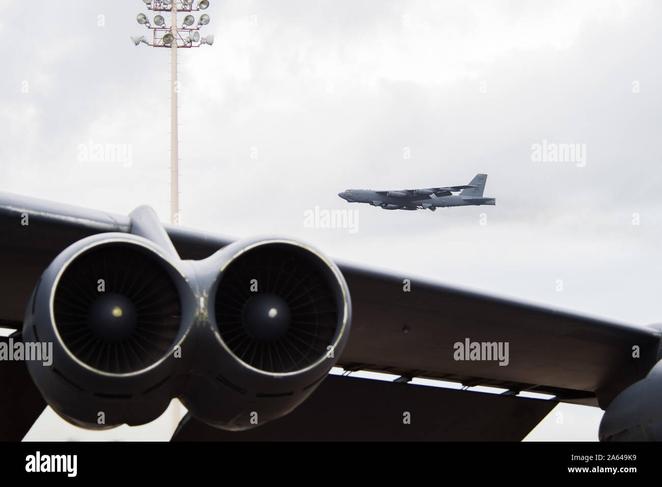 Die B-52H Stratofortress fährt von Barksdale Air Force Base, La., während der globalen Thunder 20, Okt. 21, 2019. Globale Donner ist eine jährliche US-Strategic Command Übung entwickelt Ausbildungsmöglichkeiten zu testen, validieren Kommando-, Kontroll- und operativen Verfahren und zur Verfügung zu stellen. (U.S. Air Force Foto von älteren Flieger Tessa Corrick) Stockfoto