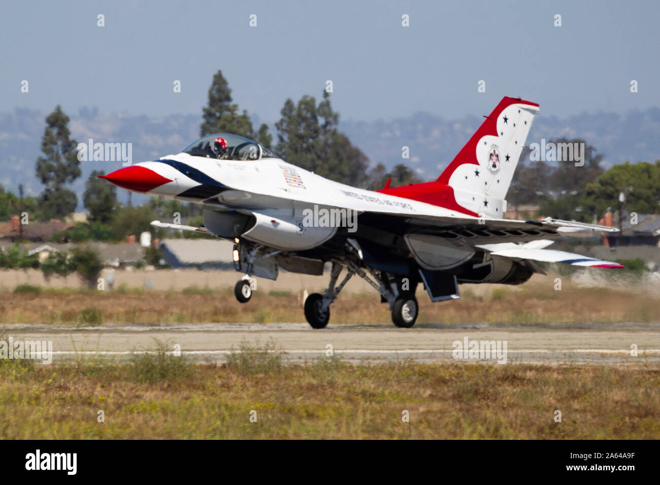 Thunderbird 5, a US Air Force F-16 Kampfjet geflogen von Maj. Matt Kimmel, landet in Los Alamitos Army Airfield, Oktober 3, 2019, auf die gemeinsamen Kräfte, Los Alamitos, Kalifornien, der großen pazifischen Airshow in der Nähe von Huntington Beach zu unterstützen. Die Basisstation dient als Sammelpunkt für militärische Demonstration Teams und das Bodenpersonal in die Show. (U.S. Air National Guard Foto: Staff Sgt. Crystal Housman) Stockfoto