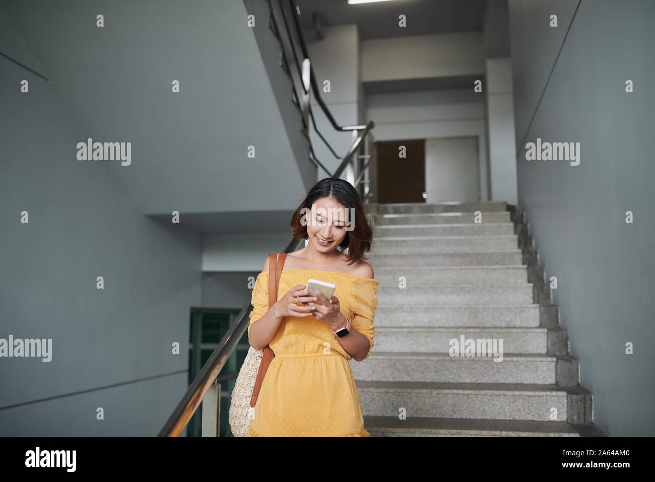 Hübsche Asiatische erwachsenen weiblichen Fuß unten und surfen Handy Stockfoto