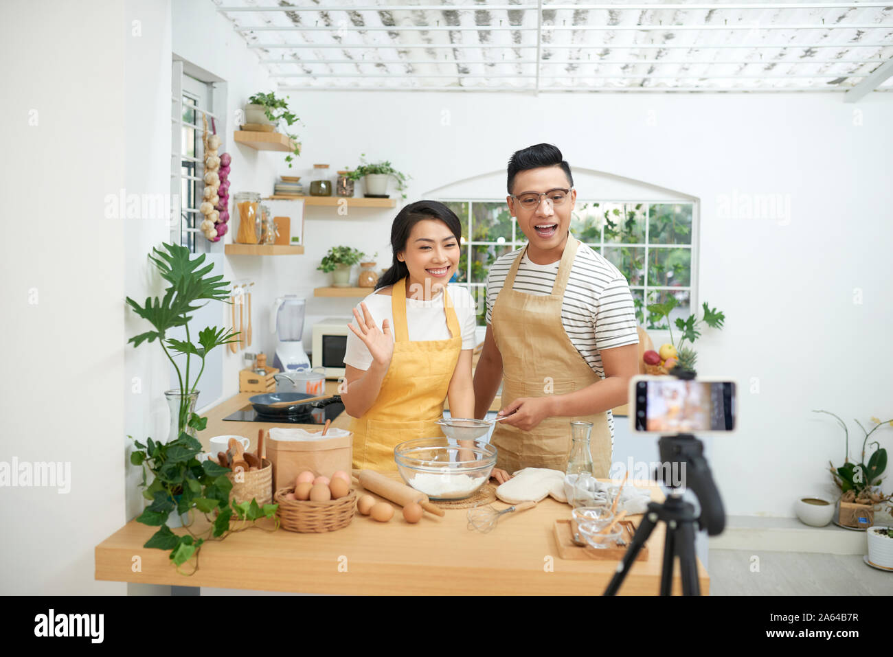 Paar Teig zusammen, Backen und Kochen Konzept rustikalen Stil Foto für Cook Buch und Kochen blog Stockfoto