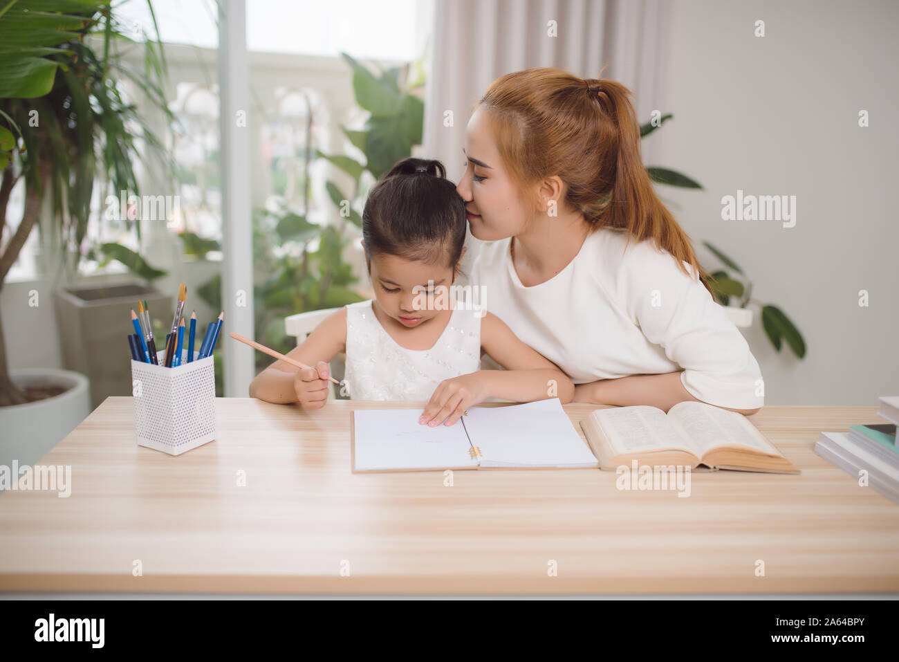 Asiatische Mutter und Tochter tun Home arbeiten zusammen im Wohnzimmer Stockfoto
