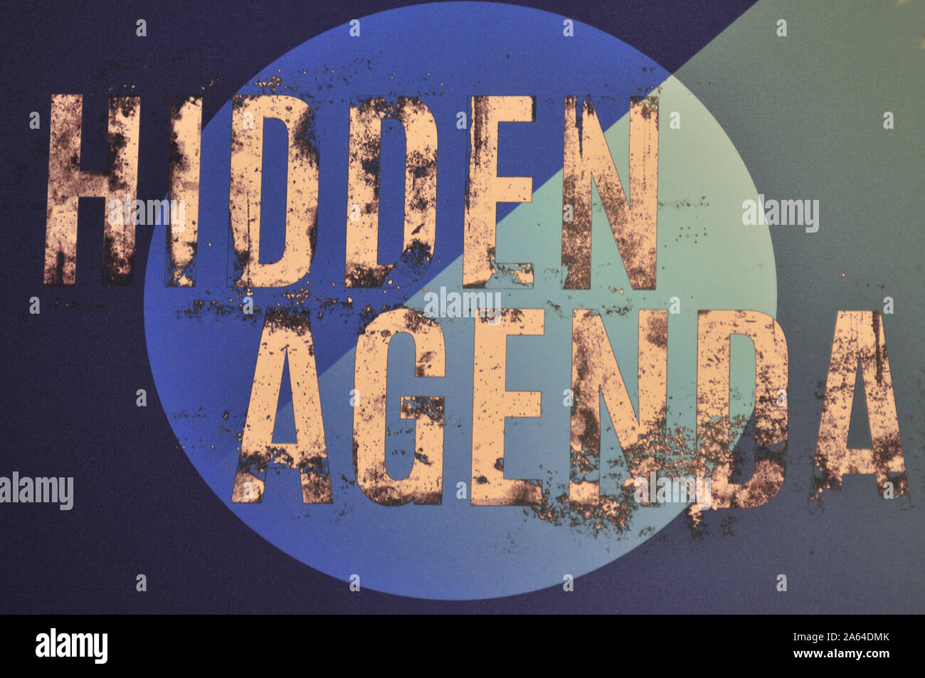 Hidden Agenda auf einen Schatten der Blues als Hintergrund. Stockfoto
