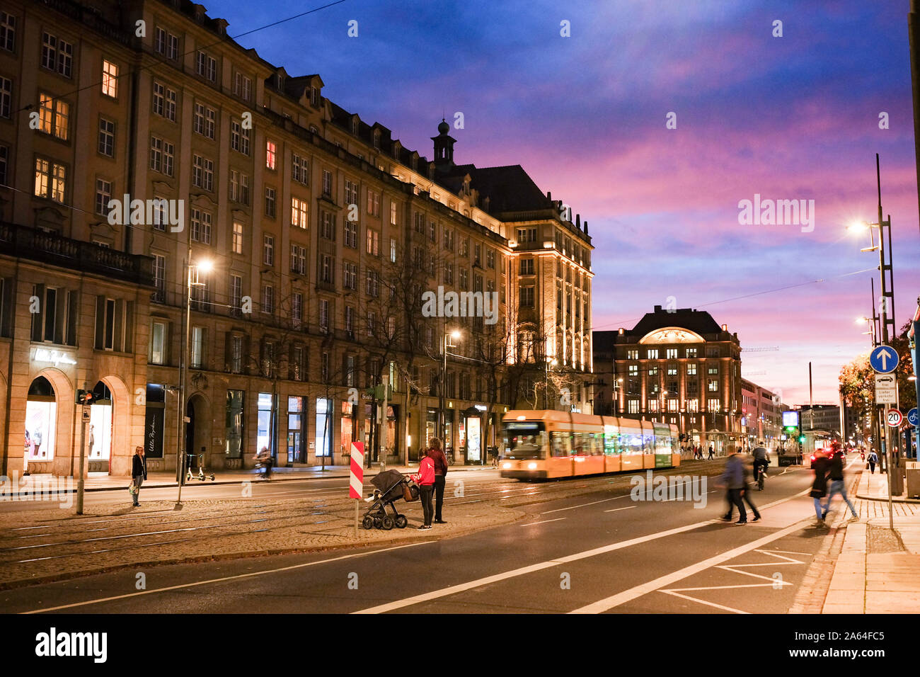 Dresden, Deutschland. 22 Okt, 2019. Blick in die Wilsdruffer Straße mit dem Haus Altmarkt und die Altmarkt-Galerie in Richtung Altmarkt am Abend in der blauen Stunde. Foto: Jens Kalaene/dpa-Zentralbild/ZB/dpa/Alamy leben Nachrichten Stockfoto