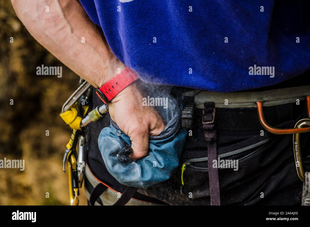 Detail, Kletterer mit Hand in Magnesium Beutel, Portugal Stockfoto