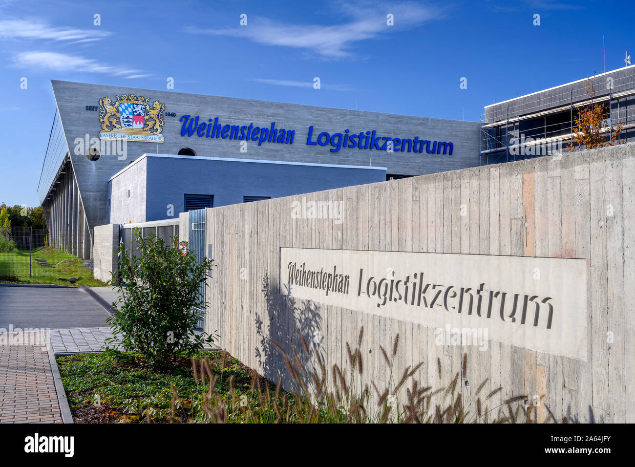 Freising, Deutschland - Oktober 11. 2019: Logistik Zentrum der Bayerischen Staatsbrauerei Weihenstephan in Freising Industriegebiet, Bayern, Deutschland Stockfoto