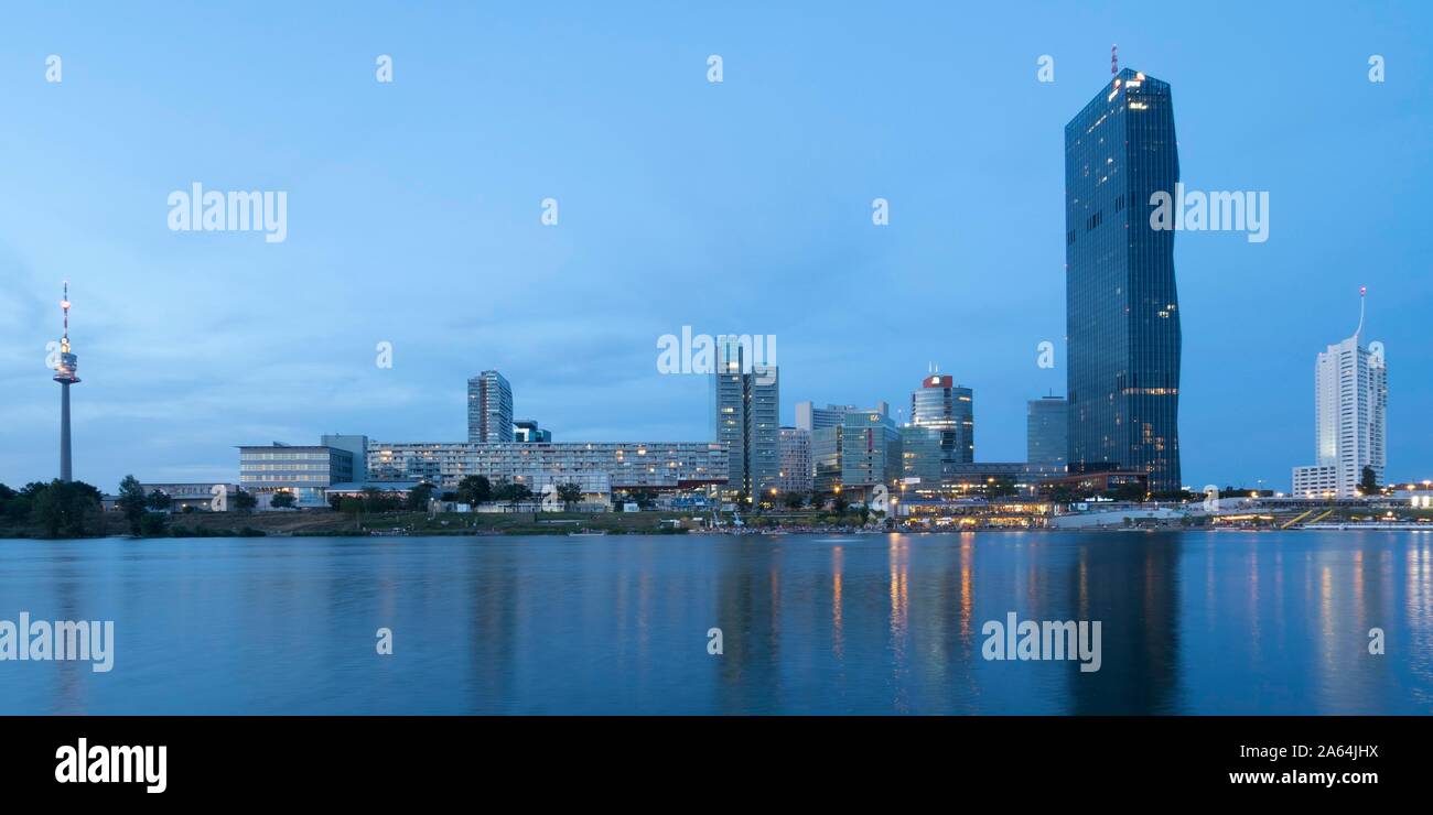Mit Donaucity Donauturm und PWC Tower auf der Donau, Blaue Stunde, Wien, Österreich Stockfoto
