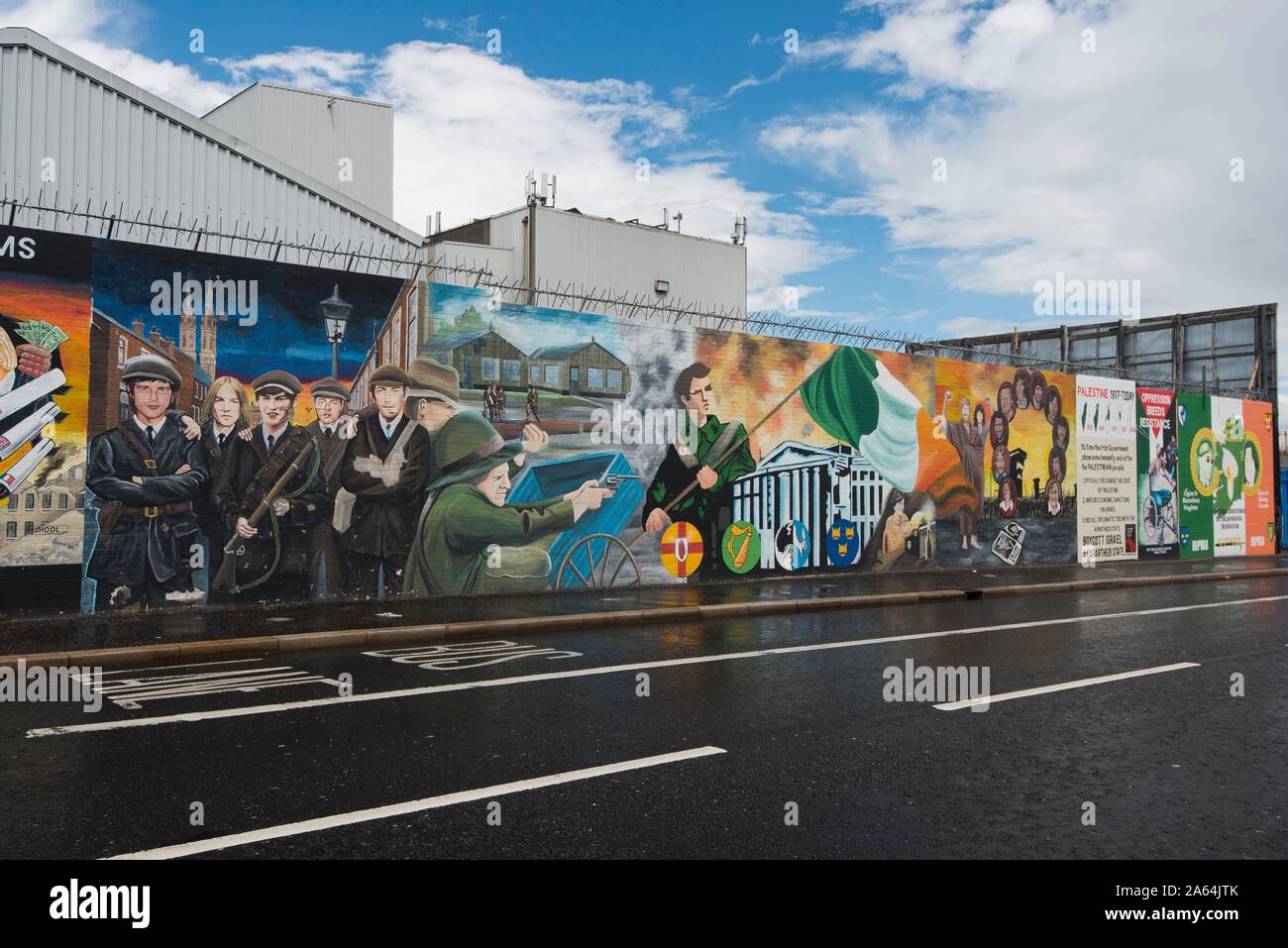 Wandbild, politische Graffiti an der Wand in West Belfast, Belfast, County Antrim, Nordirland, Vereinigtes Königreich Stockfoto