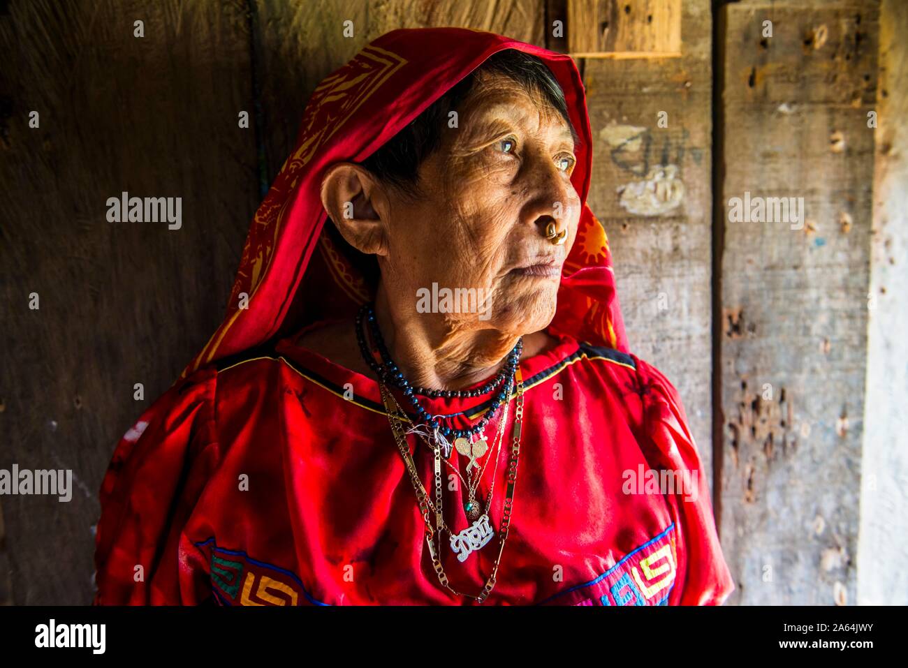 Porträt einer tradfitional gekleidet Kuna indische Frau, Achutupu, San Blas Inseln, Kuna Yala, Panama Stockfoto