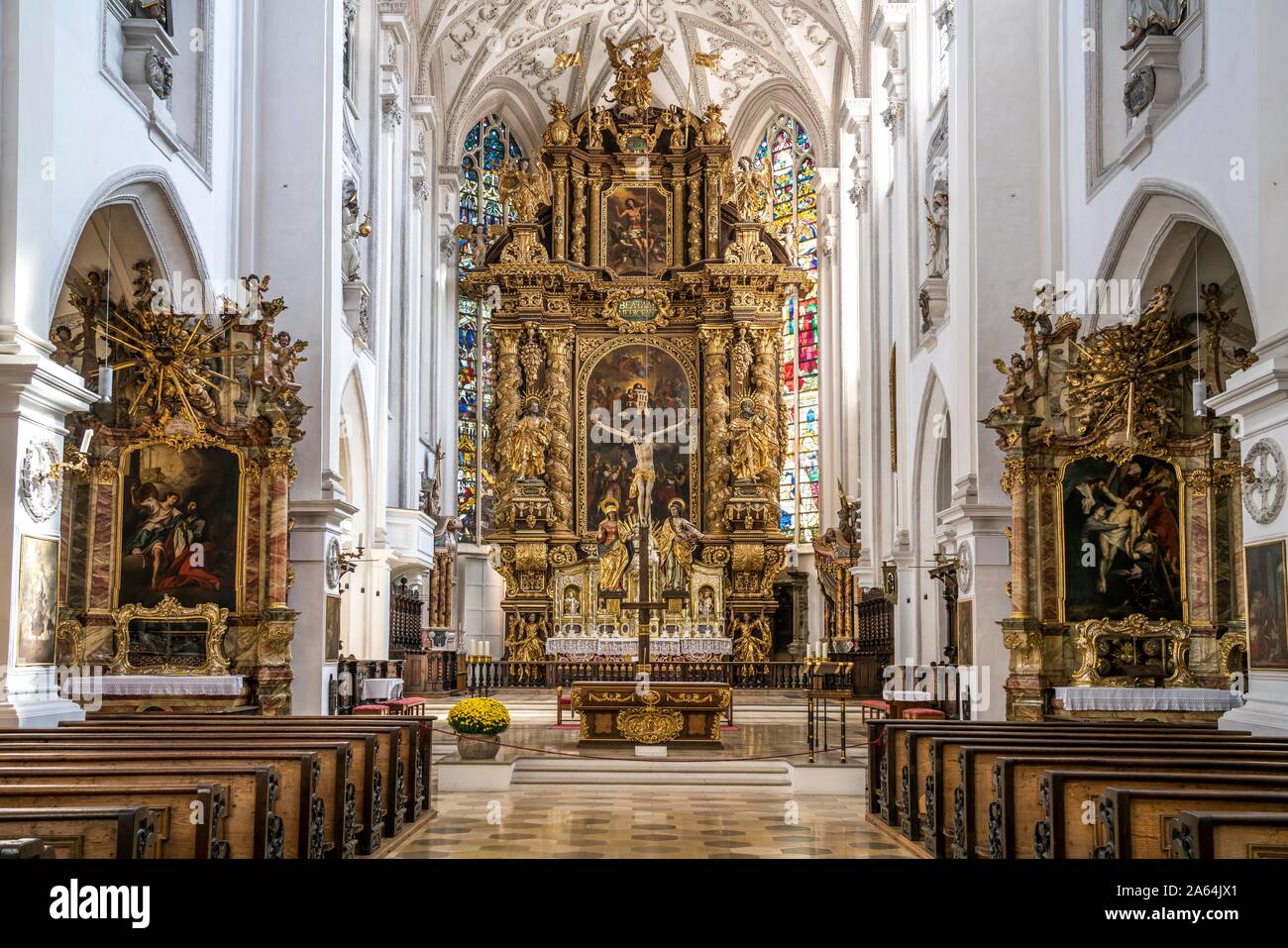 Innen- und Altar der Pfarrkirche Maria Himmelfahrt, Landsberg am Lech, Oberbayern, Bayern, Deutschland Stockfoto