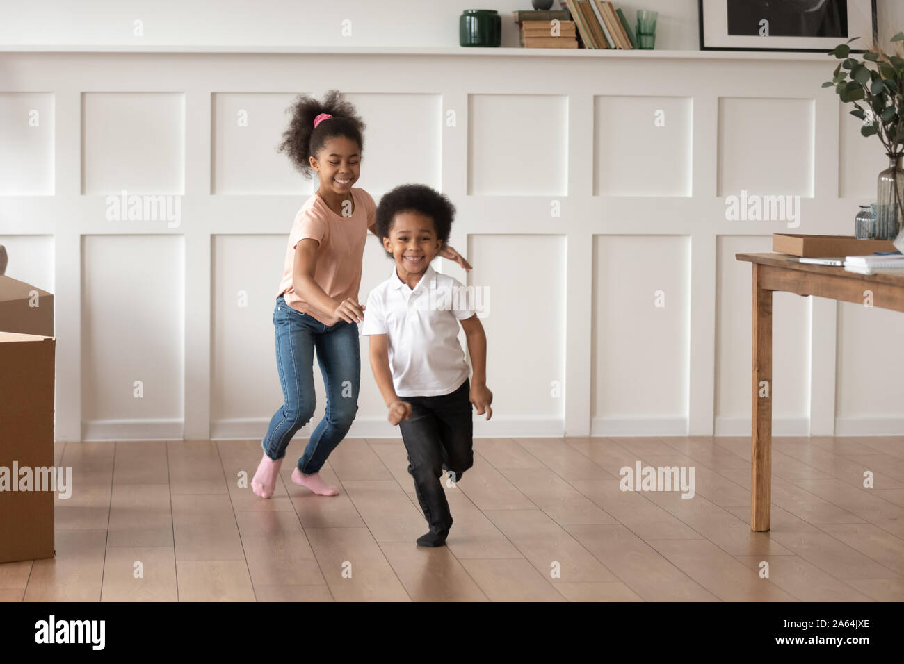Aufgeregt vorschulkind Kinder haben Spaß zu Hause Stockfoto