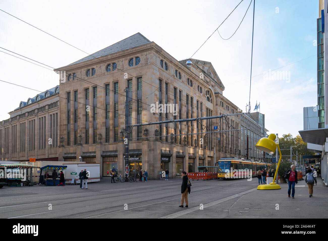 Karlsruhe, Deutschland - Oktober 2019: Stadt Straße mit alten grossen historischen Store Gebäude vom Architekten Wilhelm Kreis mit neoklassizistischen und Jugendstil Stockfoto