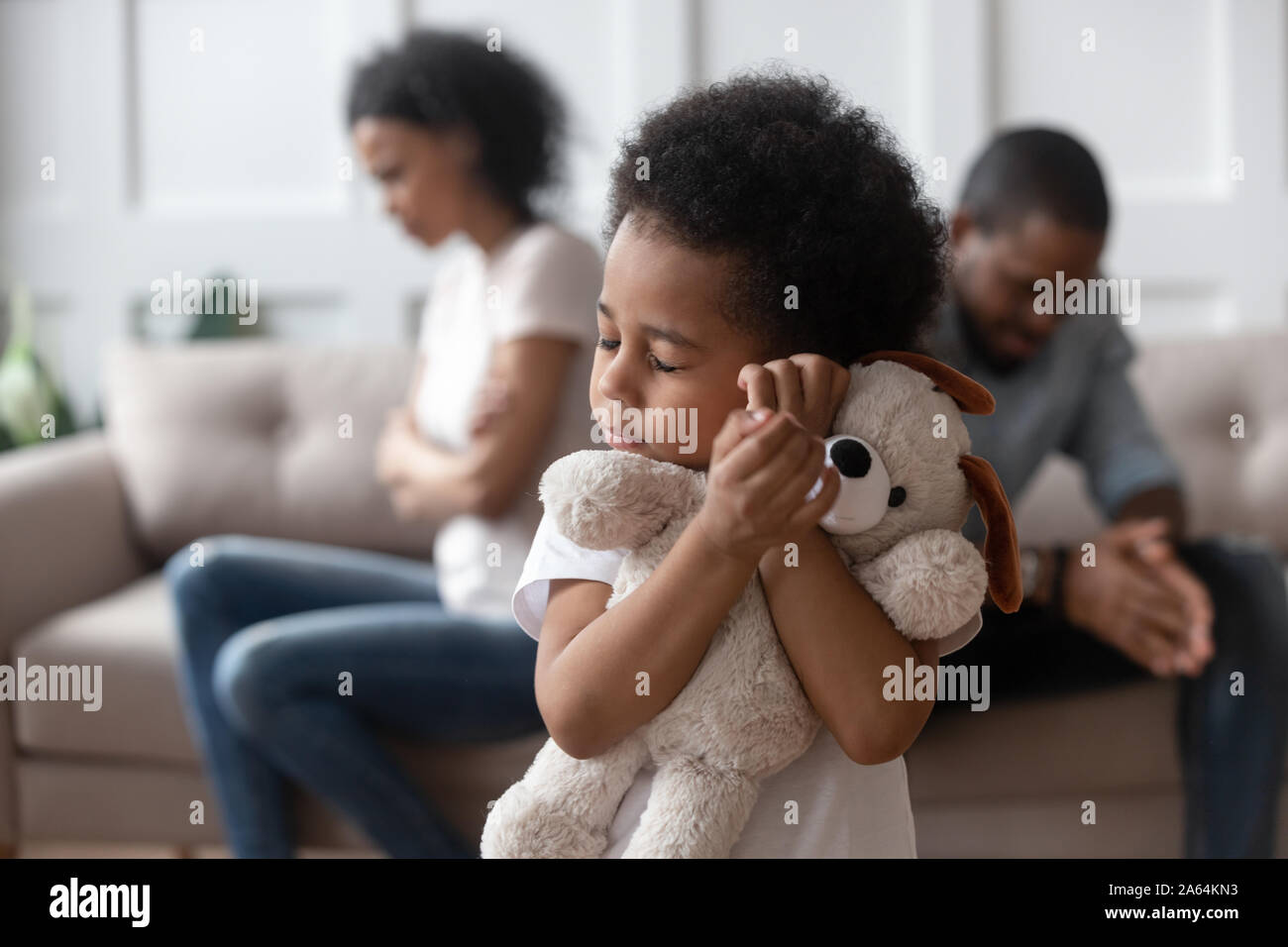 Verletzt Kind leiden unter Eltern innerstaatliche Konflikte Stockfoto