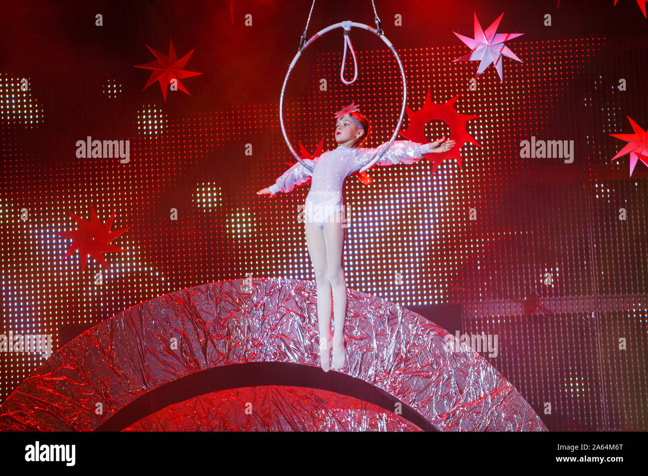 Air gymnast Auftritte im Zirkus Stockfoto