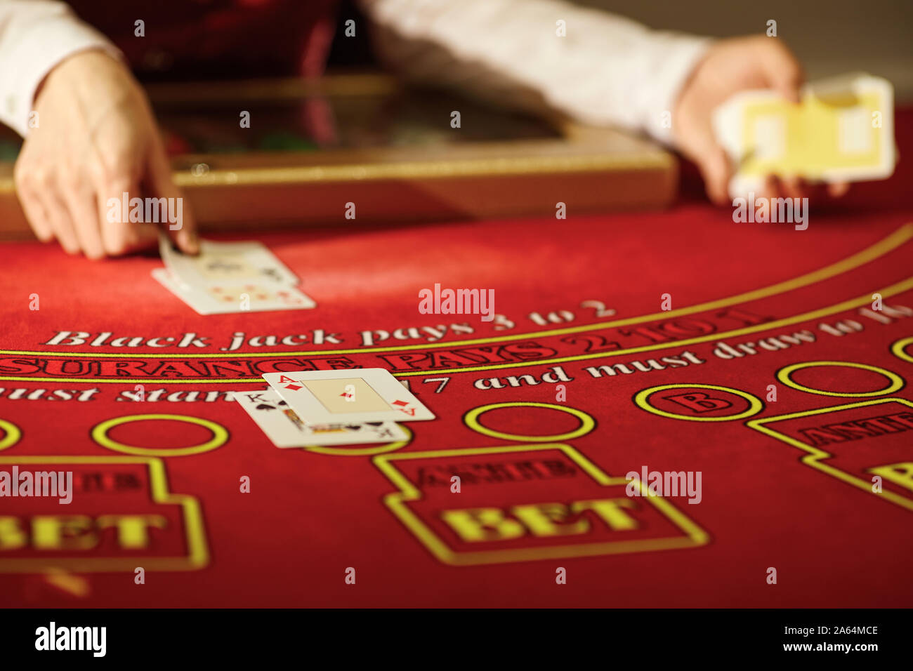 Der croupier in der Casino hat einen shuffle von Karten Stockfoto