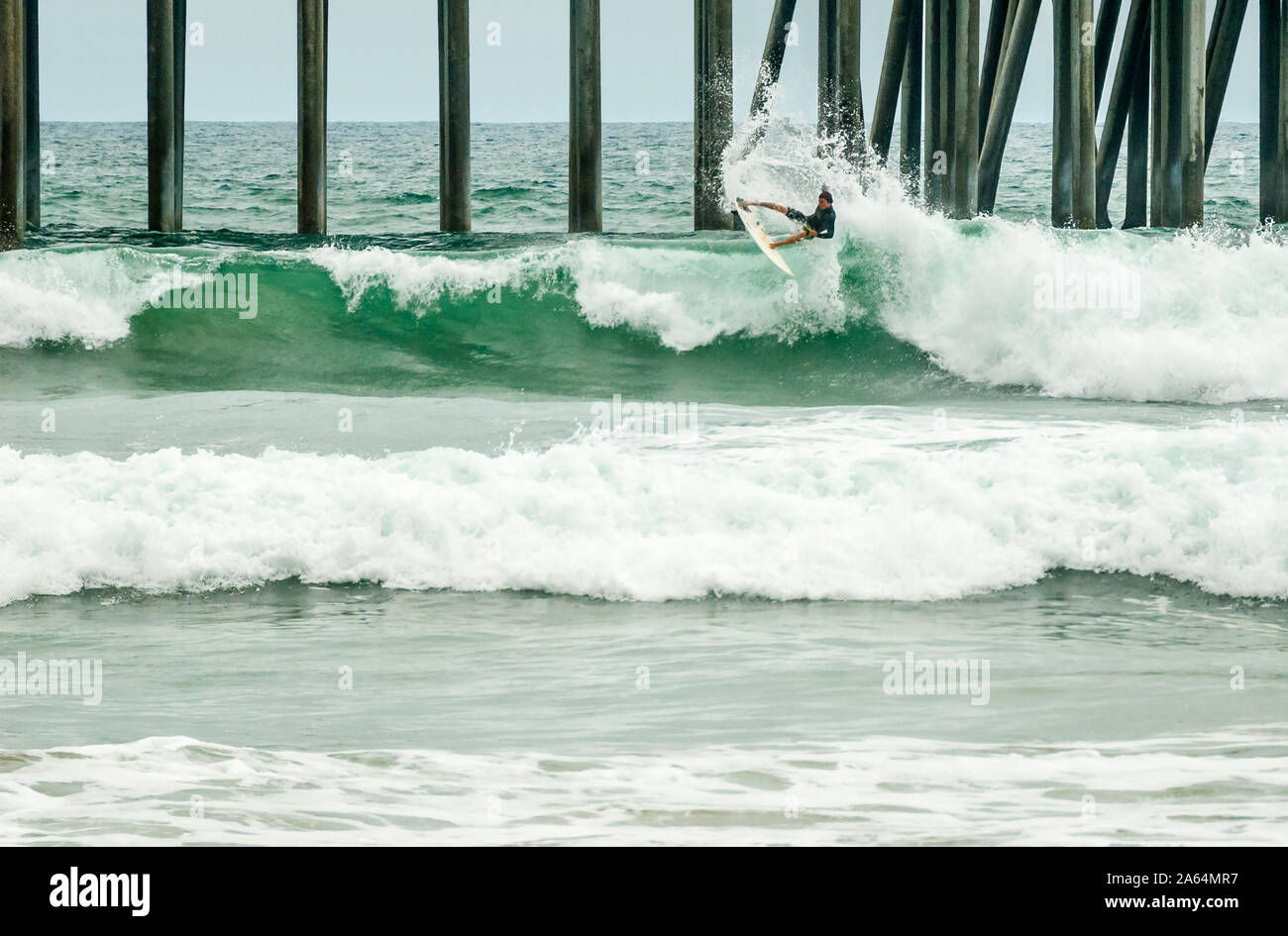 Erfahrene Surfer Datenvernichtung eine große Welle in Huntington Beach, Kalifornien, auch als Surf City USA, der Heimat der US Open des Surfens bekannt. Stockfoto