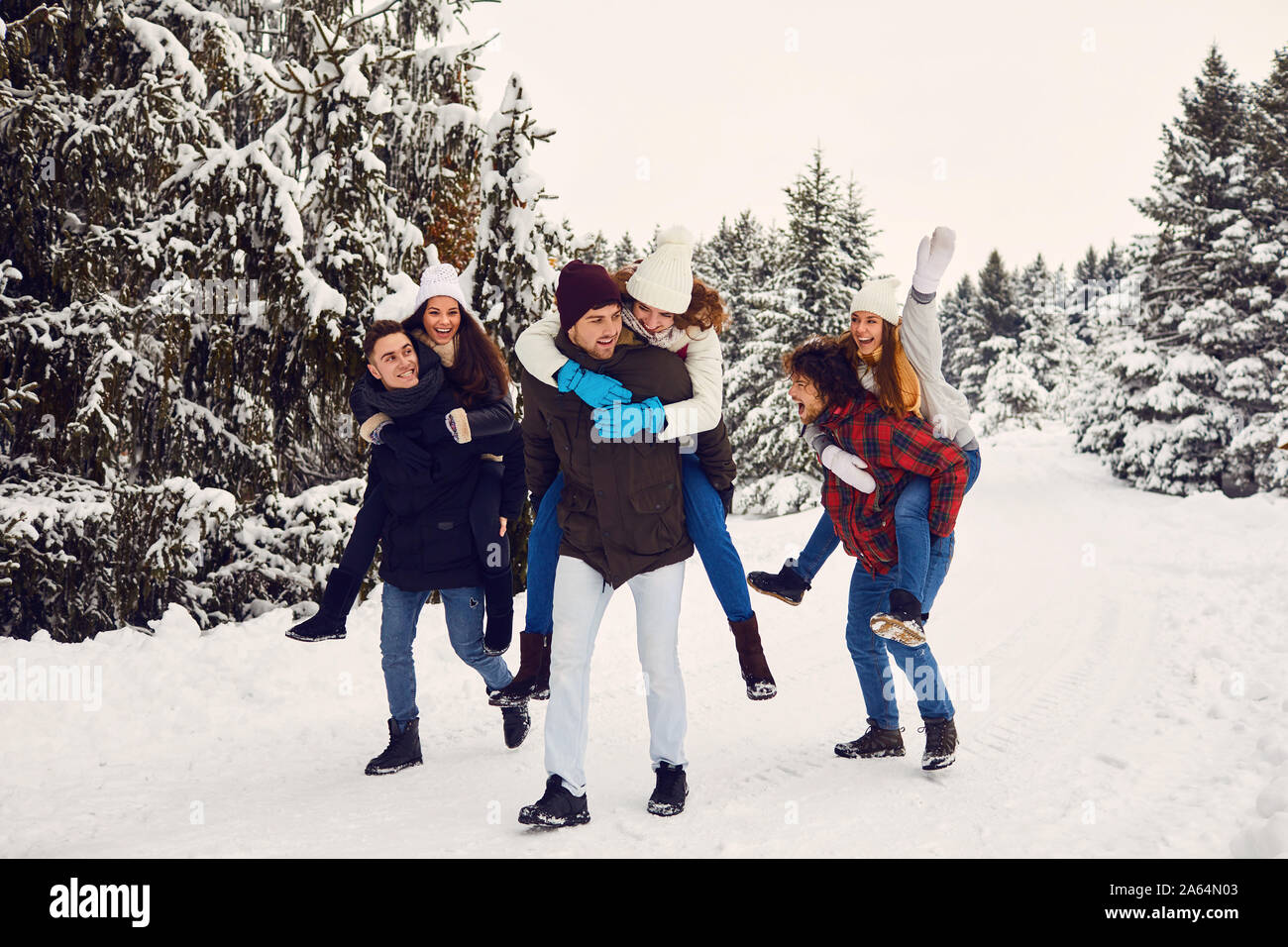 Verspielte Männer und Frauen Spaß im Winter Holz Stockfoto