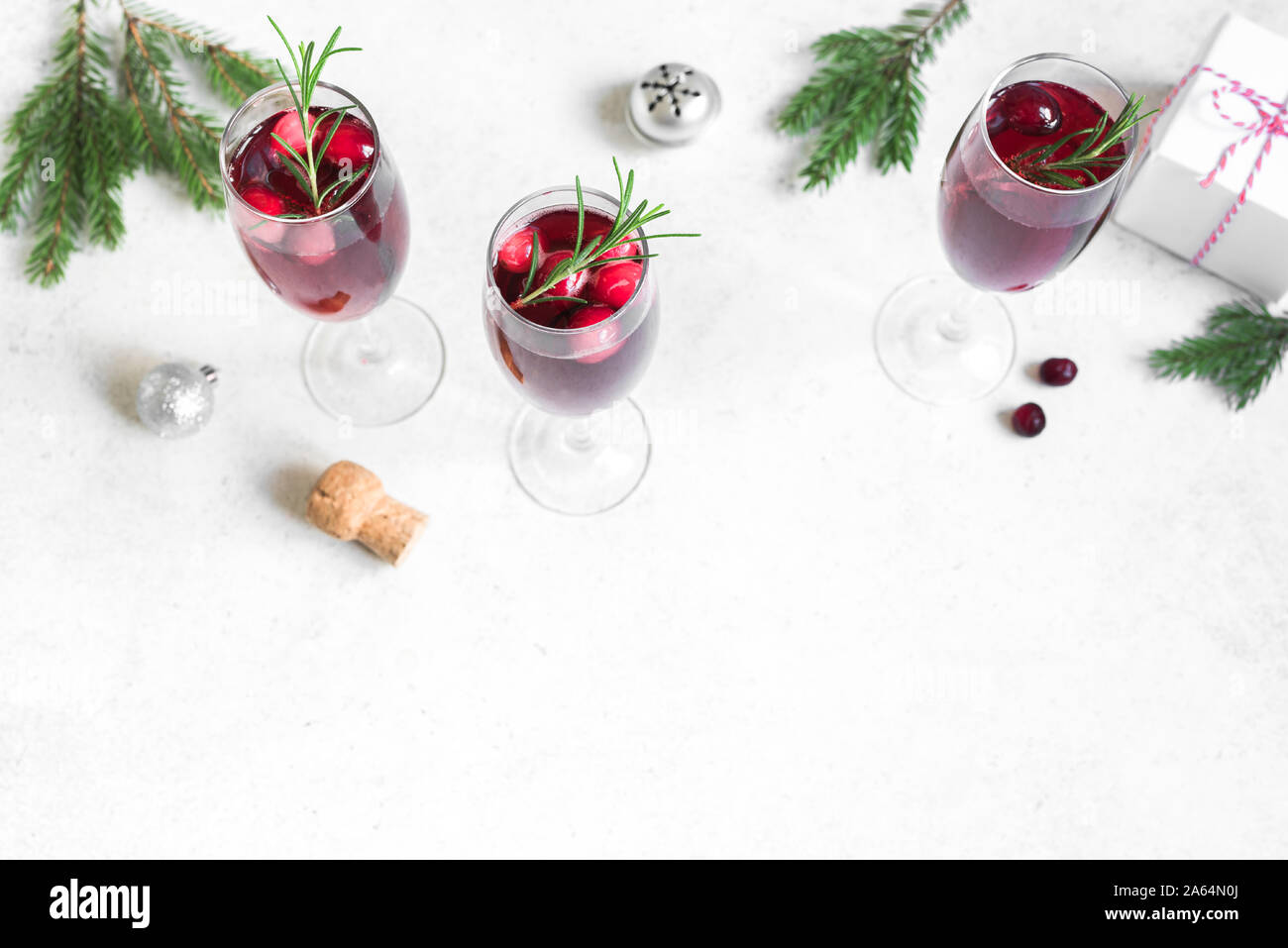 Weihnachten rote cranberry Mimosa mit Rosmarin auf weißem Hintergrund,  kopieren. Cocktail mit Sekt für Weihnachten Morgen Stockfotografie - Alamy